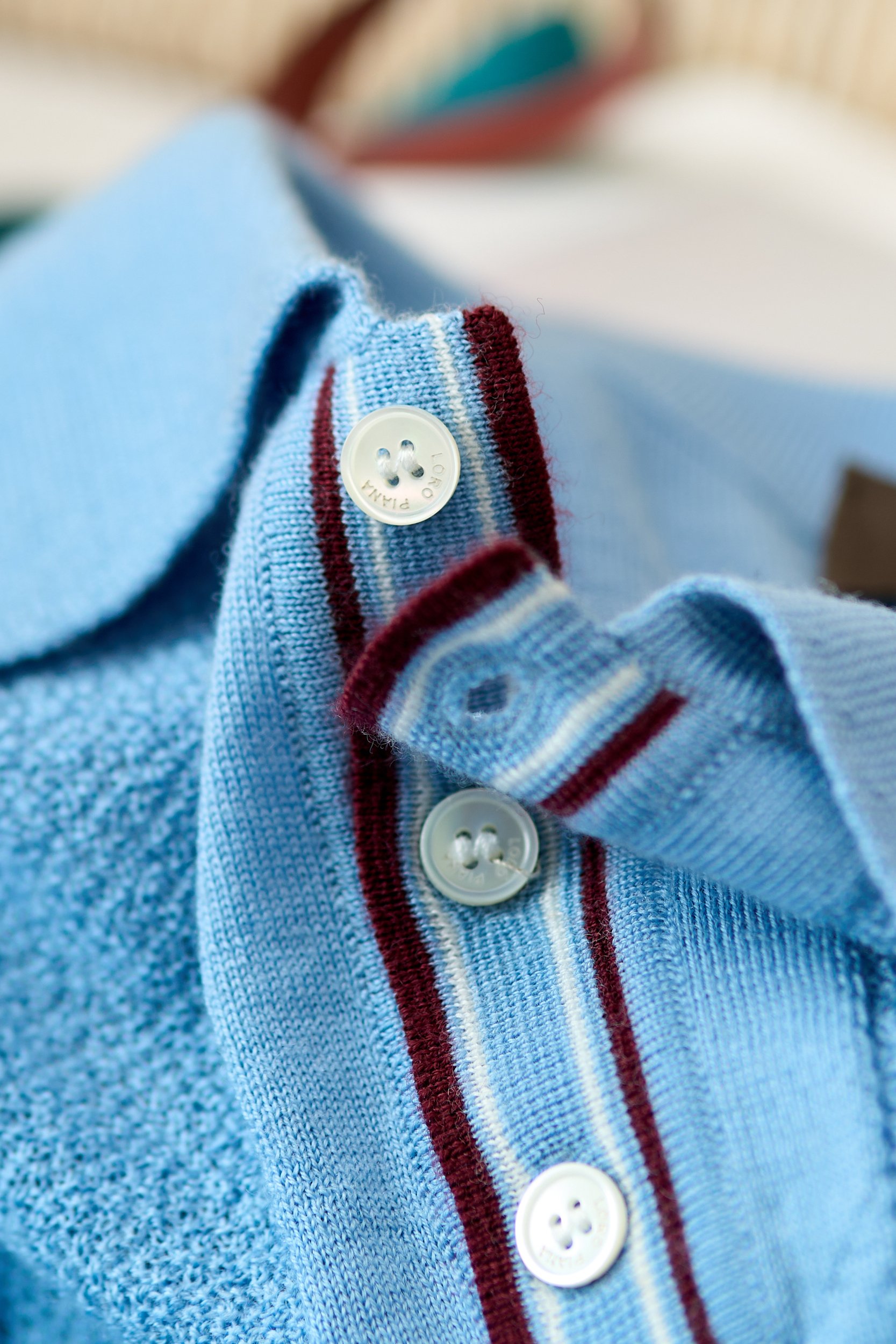 【精选羊毛面料，极致触感，诺悠翩雅经典PoLo衫】在男士衣橱中，总有那么几件单品，它们不仅代表着永恒的经