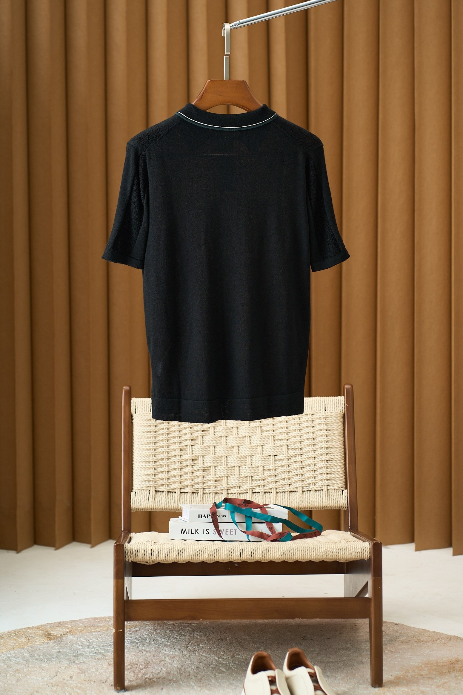 【精选羊毛面料，极致触感，诺悠翩雅经典PoLo衫】在男士衣橱中，总有那么几件单品，它们不仅代表着永恒的经