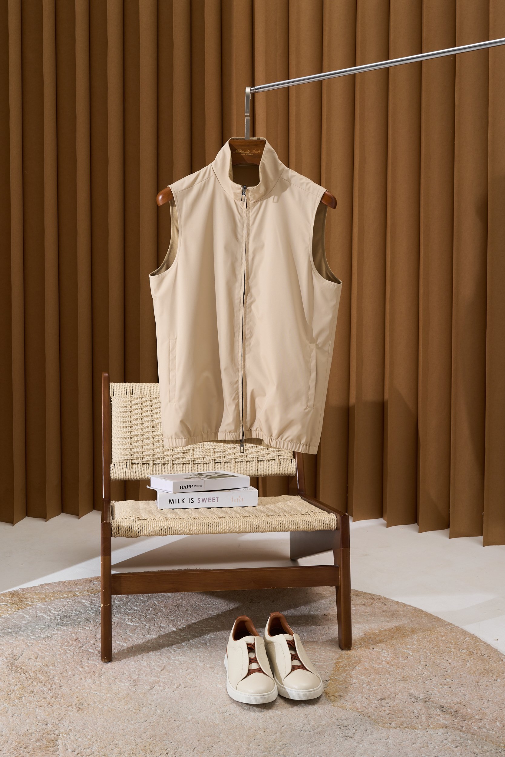 NO:497973,【One piece and two wears!  LP Home Stand Collar Design AB Surface versatile and trendy double-headed zipper jacket vest jacket】LP Home Men's Treasure Jacket Vest, unlocks new fashion wear. Stand Collar Design shows ability, simple but not lacking atmosphericity, can perfectly modify the neck lines and show the ability and neatness of men. Whether it is business occasions or leisure time, it can make you confident and full of aura. Moreover, the stand-up collar can effectively block the cold wind and bring you a touch of warmth in cold days. AB Surface Design, double fun of dressing  This jacket vest adopts a unique AB design, each with a different style and texture. On the one hand, it is a simple solid color, low-key and versatile, and can easily integrate into various occasions; on the other hand, it adds trendy elements, personality and fashion, making you the focus of the crowd. Wear A side to work in the morning, capable and steady; when you turn over to the B side to party at night, you will instantly become a trendy man. A piece of clothing that meets your outfit needs for different occasions is simply too practical!  Double-head zipper, freely adjust fashion. The design of double-head zipper not only increases practicality, but also adds a sense of fashion to the overall shape. You can freely adjust the opening and closing degree of the zipper according to your preferences and needs to create different styles. Pull up the zipper, windproof and warm; unzipper, casual and comfortable. Whether it is matched with a T-shirt, shirt or sweatshirt, you can easily control it and show your unique taste. Count M-3XL, loro piana, hoodie, sweatshirts, jackets & coats, jackets & coats, shirts, tees, t-shirt, alexander wang19860909【一件两穿！LP家立领设计AB面款百搭潮范儿双头拉链夹克马甲外套】LP家男士宝藏夹克马甲,解锁潮流新穿法 立领设计,尽显干练,简约而不失大气,能够完美修饰颈部线条,展现男士的干练与利落.无论是商务场合还是休闲时光,都能让你自信满满,气场十足.而且,立领还能有效阻挡寒风,为你在寒冷的日子里带来一丝温暖. AB面设计,双倍穿搭乐趣 这款夹克马甲采用了独特的AB面设计,每一面都有不同的风格和质感.一面是简约的纯色,低调又百搭,轻松融入各种场合；另一面则加入了潮流元素,个性又时尚,让你成为人群中的焦点.早上穿A面去上班,干练稳重；晚上翻过来穿B面去聚会,瞬间变身潮男.一件衣服,满足你不同场合的穿搭需求,简直不要太实用！ 双头拉链,自由调节时尚 双头拉链的设计,不仅增加了实用性,还为整体造型增添了一份时尚感.你可以根据自己的喜好和需求,自由调节拉链的开合程度,打造出不同的风格.拉上拉链,防风保暖；拉开拉链,随性自在.无论是搭配T恤、衬衫还是卫衣,都能轻松驾驭,展现出你的独特品味. 码数M-3XL,,loro piana,hoodie,sweatshirts,jackets & coats,jackets & coats,shirts,tees，t-shirt,alexander wang,Men's clothing