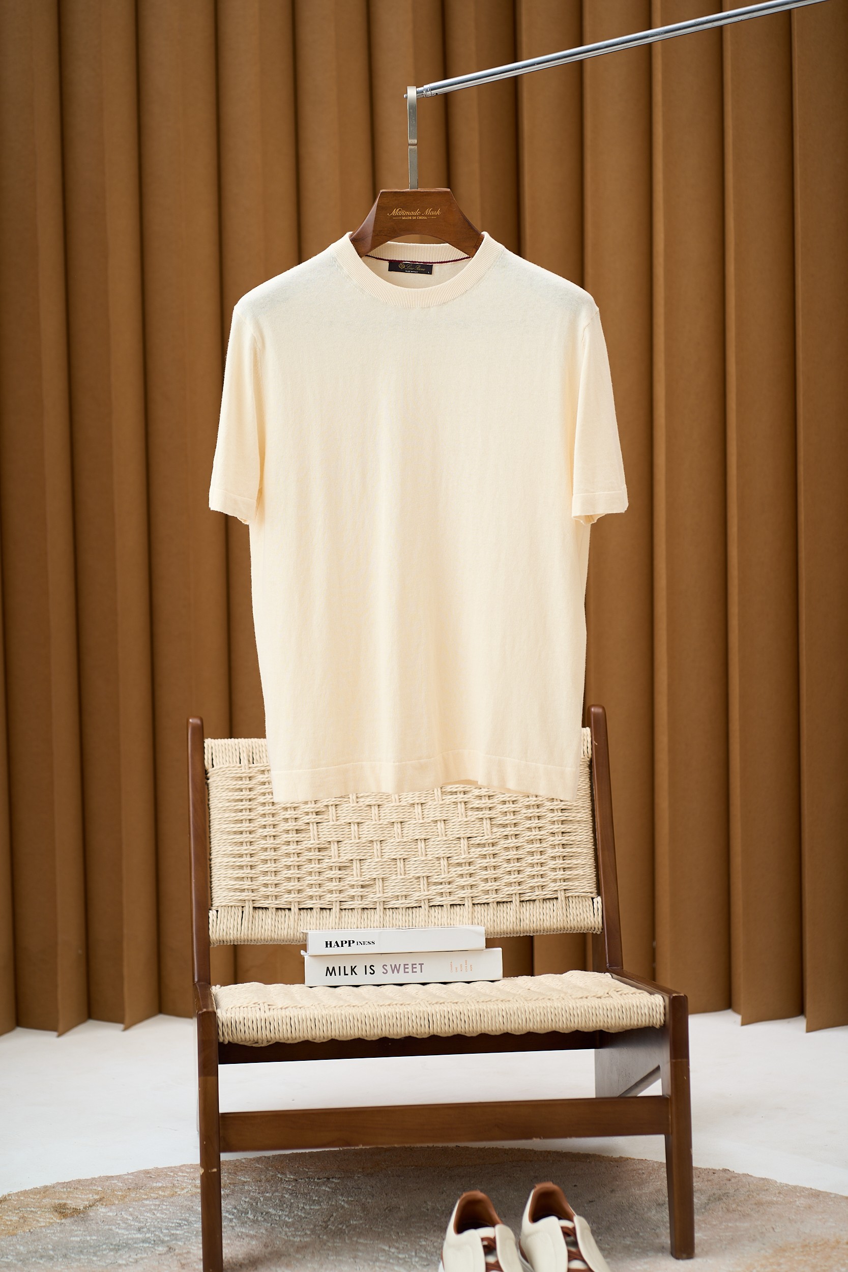 NO:505621,【The versatile model is here!  Lines and cotton blended saddle shoulder design round neck knit sweater short-sleeved T-shirt] Unlocking summer universal match for men's round neck knit short-sleeved T-shirt. Are you still worried about what to wear every day?  This silk cotton yarn round neck knitted short-sleeved T-shirt with jacquard textured saddle shoulder design is definitely your summer savior, one piece to solve all the matching problems!  Different from the conventional style, the clever design of saddle shoulders not only visually optimizes the shoulder lines, allowing you to naturally have a wide shoulder and show a more charming inverted triangle figure, but also greatly improves the comfort of wearing. It is free to move without any restraint when moving, and it is easy to raise your hand and turn around. The fabric is made of 40 linen blended with 60 linen, which perfectly combines the breathable and sweat-absorbing of cotton and the cool touch of numb. In the instant of the upper body, you can feel the gentleness and silkiness of the spring breeze, and the heat and stickiness of summer are swept away. At the same time, it also has good breathability, keeps the skin dry at all times, bid farewell to the smell of sweat, and makes you refreshed at all times.  The round neck design is simple and classic, adapted to various face shapes, easily modifying the neck lines, showing a neat and generous temperament. Moreover, as the 'universal formula' in the fashion industry, the round neck T-shirt is matched with any bottom. Paired with casual shorts, it is full of vitality and sportiness; when you change into a fashionable man in jeans, you will instantly turn into a fashionable man; and then paired with linen trousers, creating a casual and lazy vacation atmosphere. Size M-3XL, shorts, jeans, T-shirt, tees, t-shirt, alexander wang19860909【百搭款来了哦！麻棉混纺马鞍肩设计圆领针织衫短袖T恤】解锁夏日万能搭子男士圆领针织短袖T恤 还在为每天穿什么而发愁？这款提花纹理马鞍肩设计的丝棉纱线圆领针织短袖T恤,绝对是你的夏日救星,一件搞定所有搭配难题！ 区别于常规版型,马鞍肩的巧妙设计,不仅在视觉上优化肩部线条,让你自然拥有宽阔肩背,展现出更具魅力的倒三角身材,还极大地提升了穿着的舒适度,活动起来毫无束缚感,抬手、转身都轻松自在. 面料采用40亚麻混纺60亚麻,将棉的透气吸汗以及麻的清凉触感完美融合.上身瞬间,便能感受到如春风拂面般的轻柔与丝滑,夏日的燥热与黏腻一扫而空.同时,它还具有良好的透气性,时刻保持皮肤干爽,告别汗臭味,让你时刻清爽在线. 圆领设计简约经典,适配各种脸型,轻松修饰颈部线条,展现利落大方的气质.而且作为时尚界的“万能公式”,圆领T恤与任何下装搭配都毫无违和感.搭配休闲短裤,是活力满满的运动风；换上牛仔裤,瞬间变身潮流型男；再搭一条亚麻长裤,又营造出随性慵懒的度假氛围 . 码数M-3XL,,shorts,jeans,T-shirt,tees，t-shirt,alexander wang,Men's clothing