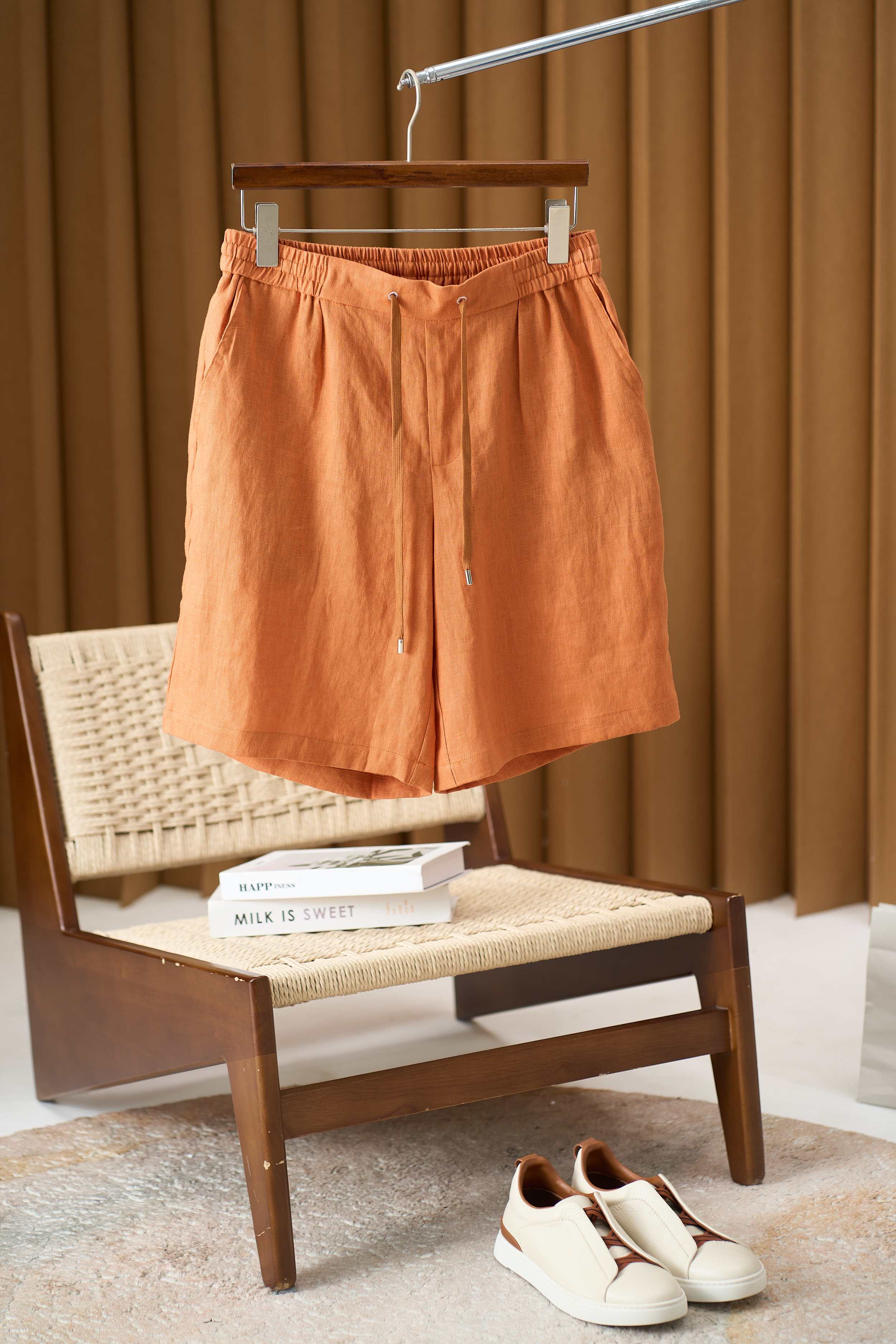 NO:847337,[Summer is leisurely, linen shorts interpret a new realm of coolness and comfort. Summer is a pursuit of coolness and freedom. When the sun becomes hot and the breeze brings laziness, these drawstring elastic linen shorts, like a caring partner, quietly come to us, bringing a different kind of comfort to the hot summer.  Natural linen material is nature's gift to summer. It has a unique fiber structure, like countless small ventilation ducts, allowing air to shuttle freely between the fabrics, sweeping away the sultry heat. Wearing it, every step feels like stepping on clouds, light and comfortable, and the skin always enjoys dry care.  The drawstring elastic waist design is the perfect combination of comfort and practicality. The drawstring can be freely adjusted according to the individual waistline, whether it is a slight bulging after eating or the pursuit of a close-fitting and neat feeling. The elastic waist has good elasticity and will not cause the slightest sense of restraint on the waist, allowing you to move freely during activities without any burden. Whether you are running, jumping or sitting for a long time, you can maintain a comfortable state.  The stitching on the pants body is fine and even, strong and durable, and it is not easy to open after repeated washing and wearing. The processing of the trouser edges is exquisite and delicate. The material of the drawstring is soft and strong, and the ends are carefully processed to prevent it from unraveling. The shorts are reasonably cut and have a crisp shape, which can well modify the leg lines. Size 48-56,,shorts,19860909【夏日悠然,亚麻短裤诠释清凉舒适新境界 夏日,是一场关于清凉与自由的追逐.当阳光变得炽热,当微风带着慵懒,这款抽绳松紧亚麻短裤,宛如一位贴心的伙伴,悄然来到我们身边,为炎炎夏日带来一份别样的惬意. 天然亚麻材质,是大自然对夏日的馈赠.它有着独特的纤维结构,如同无数个细小的通风管道,让空气在面料间肆意穿梭,将闷热一扫而空.穿上它,每一步都仿佛踏在云朵上,轻盈又自在,肌肤时刻享受着干爽的呵护. 抽绳松紧腰设计,是舒适与实用的完美结合.抽绳可以根据个人的腰围自由调节松紧,无论是吃饱后的微微鼓腹,还是追求贴身的利落感,都能轻松满足.松紧腰的弹性良好,不会对腰部造成丝毫的束缚感,让您在活动时行动自如,毫无负担.无论是奔跑、跳跃还是长时间坐着,都能保持舒适的状态. 裤身的缝线细密均匀,牢固耐用,经过多次洗涤和穿着也不易开线.裤边的处理精致细腻.抽绳的材质柔软且结实,末端经过精心处理,不易散开.短裤的剪裁合理,裤型挺括,能够很好地修饰腿部线条. 码数48-56,,shorts,,Men's clothing