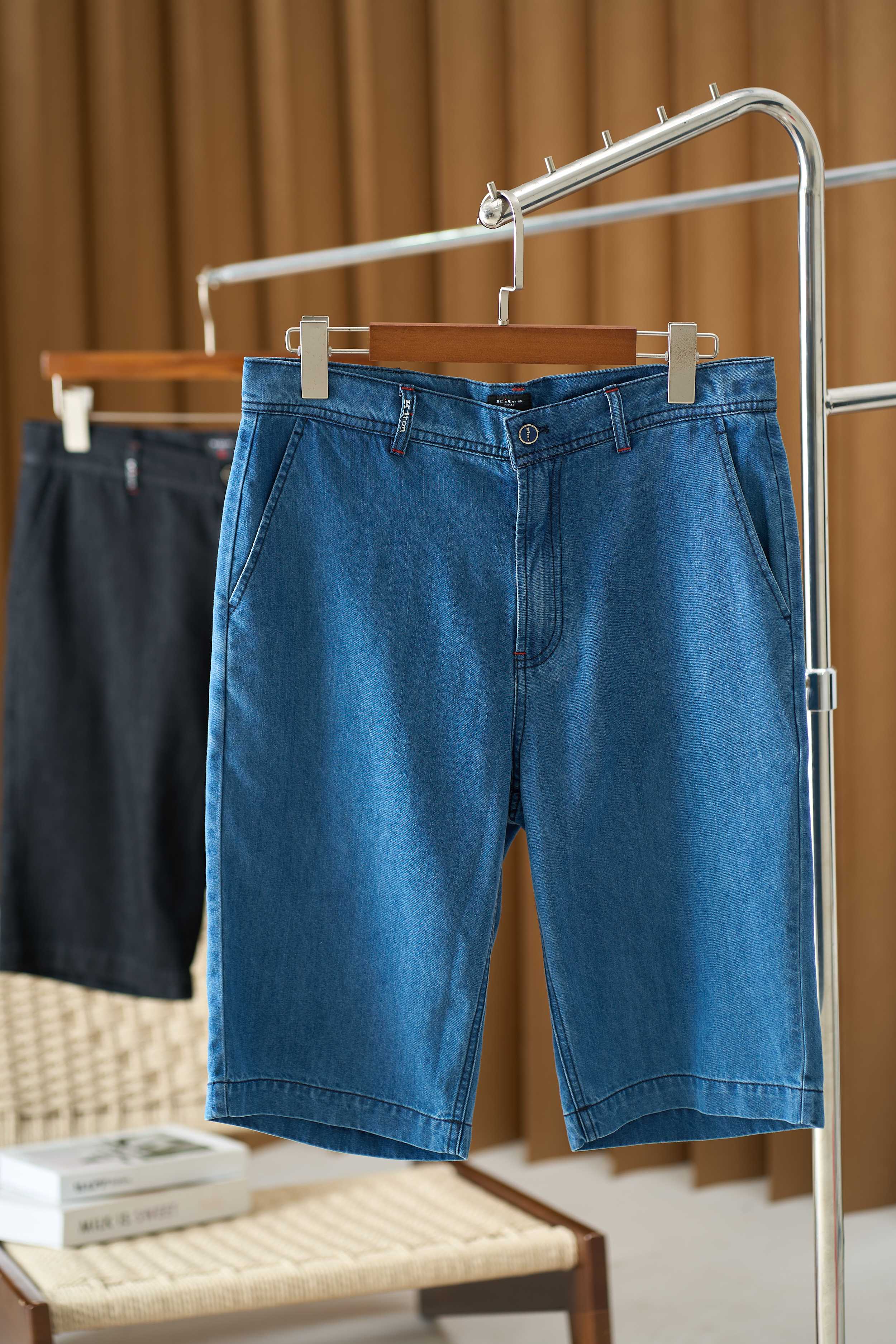 Kiton Short en Jean Délavé, Coupe Classique et Confort Absolu