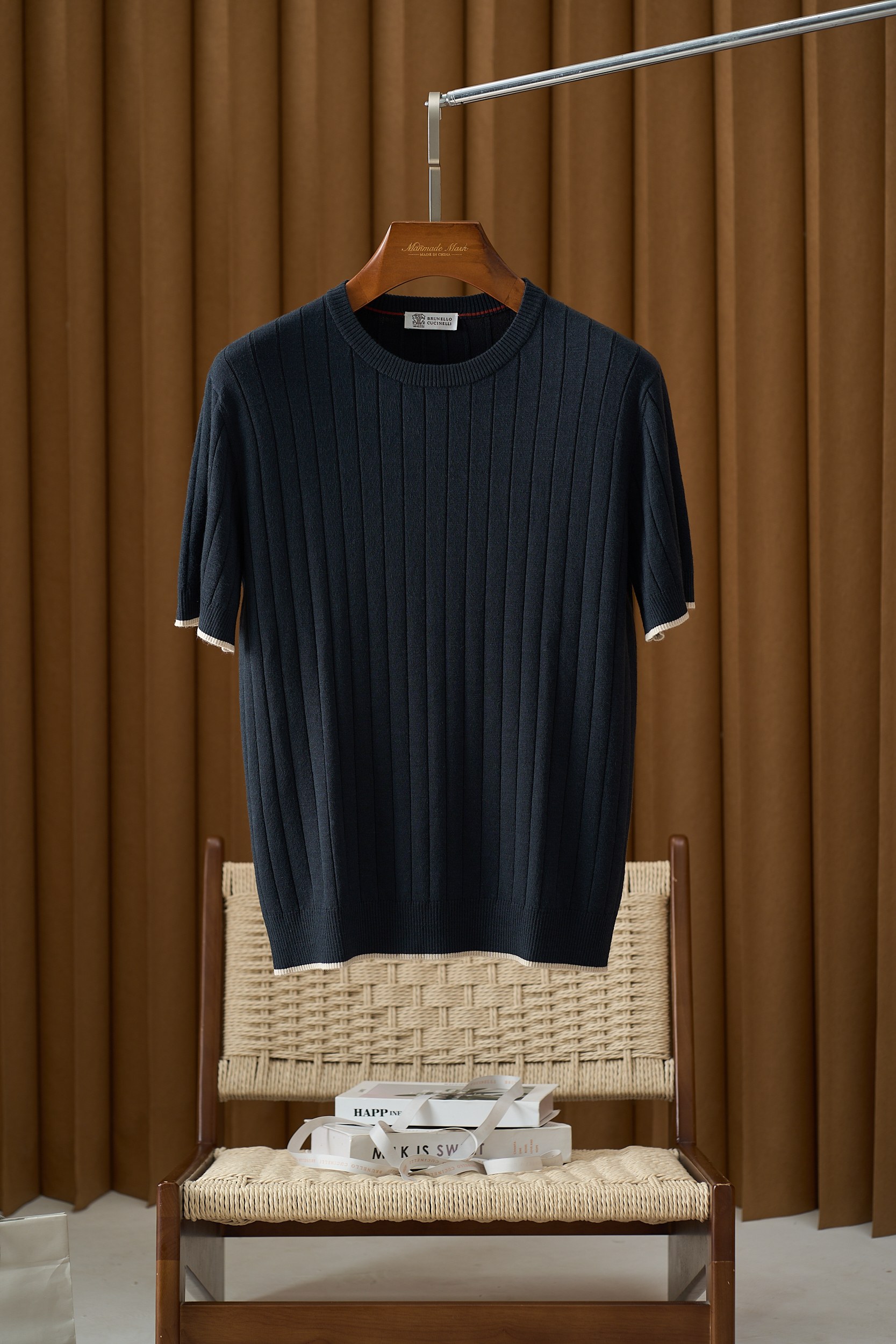 NO:451168,[BC vertical round neck knitted short-sleeved Italian elegance in summer] In the vast world of fashion, there are always some brands like bright stars, emitting unique light, and Brunello Cucinelli is one of them. Simple but atmospheric design. The classic round neck style has smooth and natural lines, perfectly fits the curve of the neck, and it will not be too tight or loose, giving people a perfect sense of comfort. The elements of vertical stripes are cleverly integrated into it, visually elongating the body, allowing you to easily show your upright posture in summer.  The selected high-quality fabric is the soul of this knitted short-sleeved shirt. It is soft and delicate, and gently wraps your skin like a cloud, bringing an unparalleled skin-friendly experience. At the same time, the fabric has excellent breathability, allowing the skin to breathe freely in the hot summer days. Even if worn for a long time, it can remain dry and comfortable, saying goodbye to stuffy and sticky. In the details, Brunello Cucinelli highlights its high-end quality. The exquisite neckline edges and fine and even stitches show the exquisite skills of craftsmen. The ribbed design of the cuffs and hem not only increases the elasticity of the clothes, making it more fitting with the body, but also adds a bit of leisure and casualness to the overall shape.  This knitted short sleeve offers a variety of classic color choices. The gentle beige exudes elegance and affinity. Whether paired with casual shorts or suit trousers, it can create different styles; the calm navy blue shows the maturity and stability of men, which is an excellent choice for business travel and formal occasions; and the brown and white striped style is full of retro charm, adding a unique color to your summer outfit. M-3XL, brunello cucinelli, shorts, T-shirt, business suit, alexander wang19860909【BC竖条圆领针织短袖夏日里的意式优雅】在时尚的广袤天地中,总有一些品牌宛如璀璨星辰,散发着独特的光芒,Brunello Cucinelli 便是其中之一. 简约而不失大气的设计.经典的圆领款式,线条流畅自然,完美贴合颈部曲线,既不会过于紧绷,也不会松垮无形,给人一种恰到好处的舒适感.竖条纹的元素巧妙地融入其中,从视觉上拉长身形,让你在夏日里也能轻松展现出挺拔的身姿. 精选的优质面料,是这款针织短袖的灵魂所在.它柔软细腻,如同云朵般轻柔地包裹着你的肌肤,带来无与伦比的亲肤体验.同时,面料具有出色的透气性,能让肌肤在炎热的夏日里自由呼吸,即使长时间穿着,也能保持干爽舒适,告别闷热与黏腻. 在细节之处,Brunello Cucinelli 更是彰显了其高端品质.精致的领口包边,针脚细密均匀,彰显出工匠们的精湛技艺.袖口和下摆的罗纹设计,不仅增加了衣服的弹性,使其更贴合身体,还为整体造型增添了一份休闲与随性. 这款针织短袖提供了多种经典色彩选择.温柔的米色,散发着优雅与亲和力,无论是搭配休闲短裤还是西装长裤,都能营造出不同的风格；沉稳的藏青色,展现出男士的成熟与稳重,是商务出行和正式场合的绝佳选择；而棕白相间的条纹款,则充满了复古的韵味,为你的夏日穿搭增添一抹独特的色彩. 码数M-3XL,,brunello cucinelli,shorts,T-shirt,business suit,alexander wang,Men's clothing