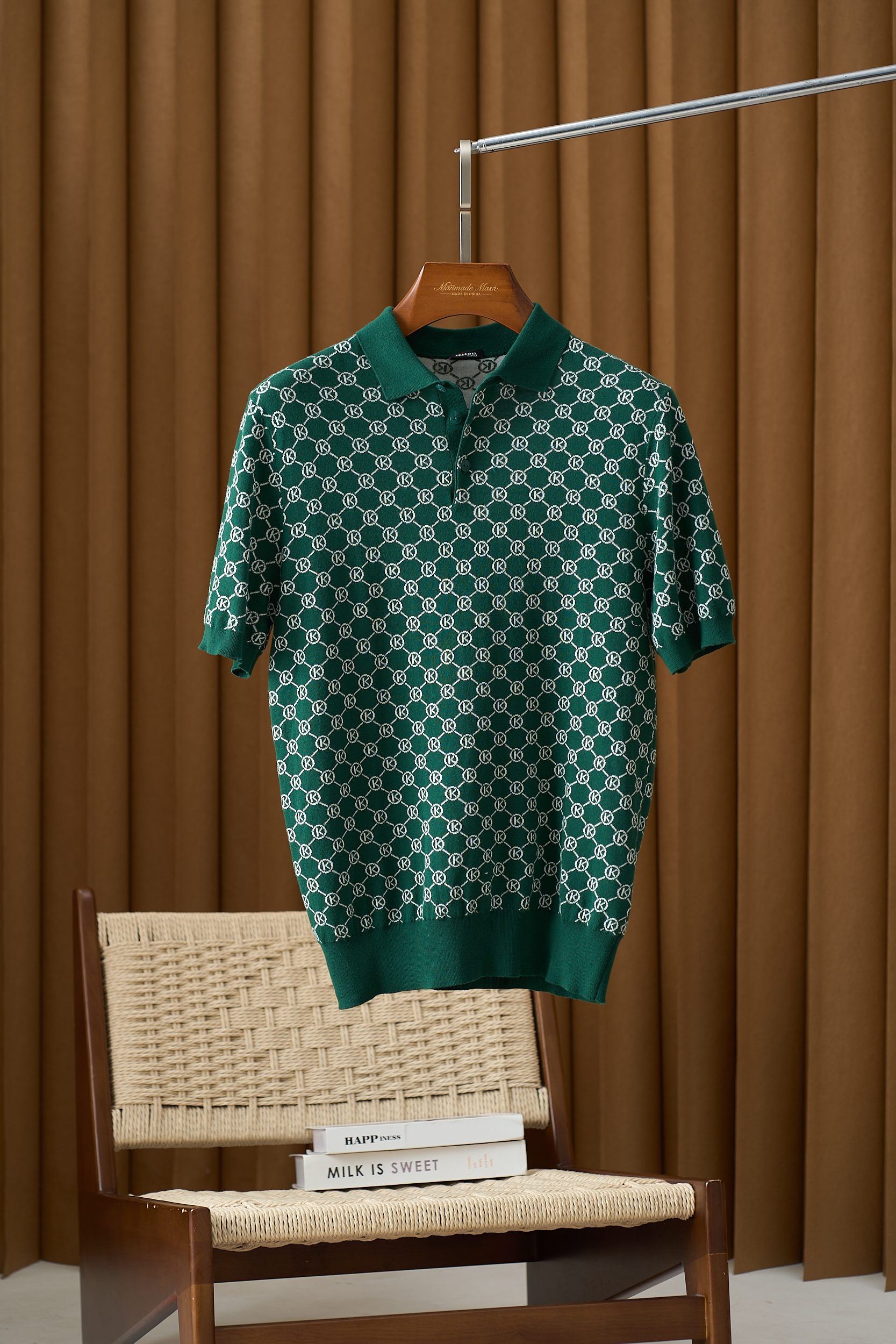 NO:451173,[Kiton Classic Lapel Presbyterian Logo Sweater] In the wave of fashion, there are always some brands and items that can last forever and become eternal classics. Kiton, a top luxury brand from Italy, has always been sought after by fashion enthusiasts around the world for its exquisite craftsmanship, excellent quality and unique design. Today, we bring you a Kiton Lapel Presbyterian Logo sweater, which perfectly blends classic and fashion, and is an indispensable fashion item in your wardrobe. This sweater adopts Kiton's iconic Presbyterian Logo pattern, which is not only a symbol of the brand, but also an expression of fashion attitude. The classic logo arrangement forms a unique visual effect, both retro and fashionable, allowing you to stand out from the crowd. The lapel design adds an elegance and ability, and can be easily controlled in business occasions or leisure time.  The high-quality pure cotton fabric is used, which is soft and comfortable, and has excellent breathability, giving you a skin-friendly wearing experience. At the same time, the fabric has good elasticity and drape, which can fit the body curves well and show your perfect figure. The details show Kiton's ingenuity. The exquisite buttons and delicate knitted textures show the exquisite craftsmanship of the brand. The tailoring of the clothes and the smooth lines can meet the needs of different figures, making you more confident in wearing.19860909【Kiton经典翻领老花Logo针织衫】 在时尚的浪潮中,总有一些品牌和单品能够经久不衰,成为永恒的经典.Kiton,这个源自意大利的顶级奢侈品牌,以其精湛的工艺、卓越的品质和独特的设计,一直备受全球时尚爱好者的追捧.今天,我们为您带来一款Kiton的翻领老花Logo针织衫,它将经典与时尚完美融合,是您衣橱中不可或缺的时尚单品. 这款针织衫采用了Kiton标志性的老花Logo图案,这一图案不仅是品牌的象征,更是一种时尚态度的表达.经典的Logo排列,形成了独特的视觉效果,既复古又时尚,让您在人群中脱颖而出.翻领的设计,增添了一份优雅与干练,无论是商务场合还是休闲时光,都能轻松驾驭. 选用了优质上乘的纯棉面料,柔软舒适,透气性极佳,给您带来亲肤的穿着体验.同时,面料具有良好的弹性和垂坠感,能够很好地贴合身体曲线,展现出您的完美身材. 细节之处,更见Kiton的匠心独运.精致的纽扣、细腻的针织纹理,每一处都彰显着品牌的精湛工艺.衣服的剪裁合身,线条流畅,能够满足不同身材的需求,让您穿着更加自信. 码数M-3XL,,alexander wang,Men's clothing