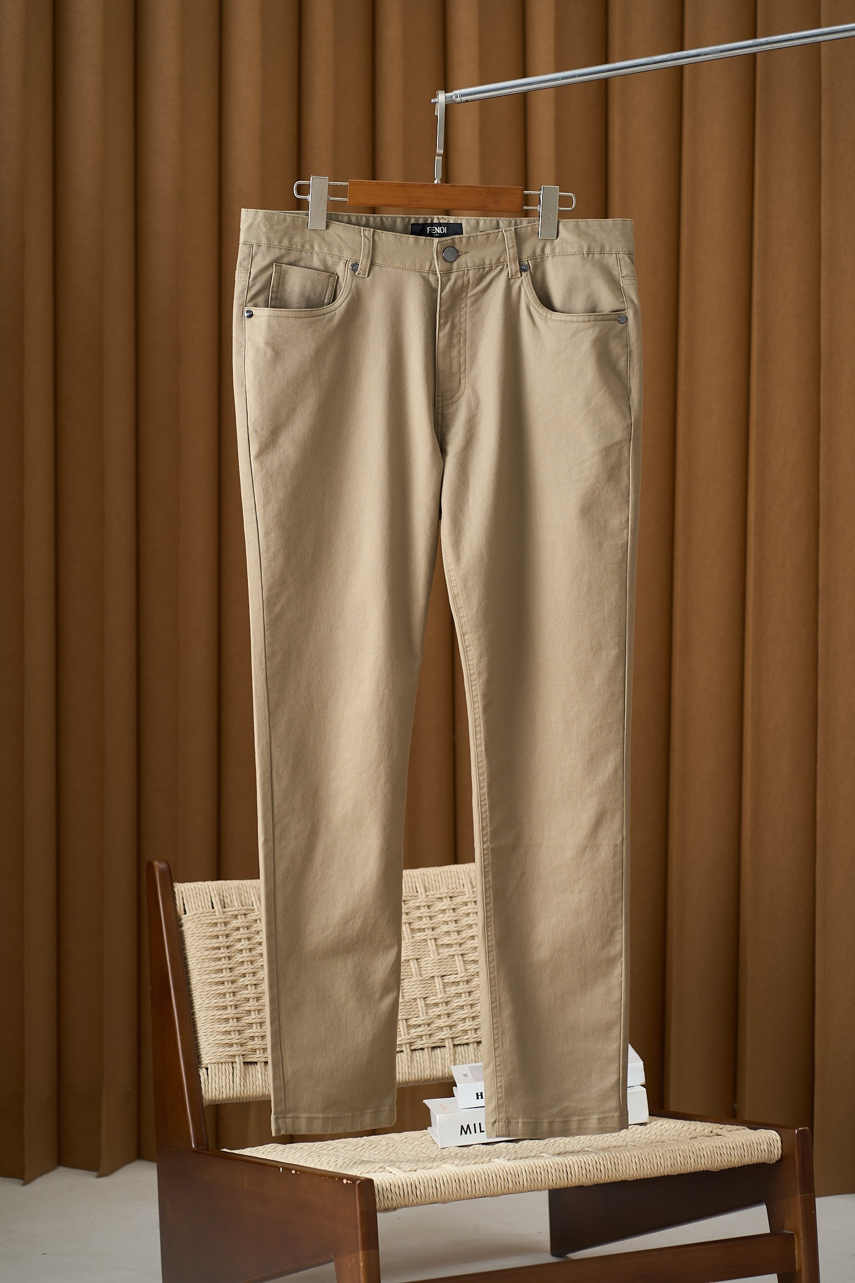NO:451178,【The fusion of classic and innovation, the perfect combination of classic five-pocket style and modern design elements Micro-stretch casual pants】From a well-known brand in Rome, Italy, its exquisite craftsmanship and unique design style are well-known worldwide. It uses 90-piece fabric to ensure the comfort and durability of wear. Every detail has been carefully polished to show the brand's ingenuity to ensure the perfect combination of quality and aesthetics. The simple and classic design makes this casual pants both fashionable and versatile. Whether it is casual or formal occasions, it can be easily controlled, decorated with the brand's iconic blue label, adding a touch of personalized color to the overall look. The unique branded label has become a must-have item for fashion experts with its excellent quality, unique design and extensive matching. Whether you are a young person who pursues fashion or a mature person who pays attention to quality, FD casual pants are a choice you cannot miss. Number of codes 42-56 (30-38 no 37), alexander wang19860909【经典与创新的融合,经典五口袋款式与现代设计元素的完美结合微弹力休闲裤】源自意大利罗马的知名品牌,其精湛的工艺和独特的设计风格在全球享有盛誉. 采用90的全綿面料,确保穿着的舒适性和耐用性.每一个细节都经过精心打磨,展现出品牌的匠心独运,以确保质量和美感的完美结合. 简约而经典的设计,使得这款休闲裤既时尚又百搭.无论是休闲还是正式场合,都能轻松驾驭,饰有品牌标志性的蓝色标签,为整体造型增添了一抹个性化的色彩. 特有鲜明的品牌化标签,凭借其卓越的品质、独特的设计和广泛的搭配性,成为了时尚达人们的必备单品.无论你是追求潮流的年轻人还是注重品质的成熟人士,FD休闲裤都是你不可错过的选择. 码数42-56（30-38无37）,,alexander wang,Men's clothing