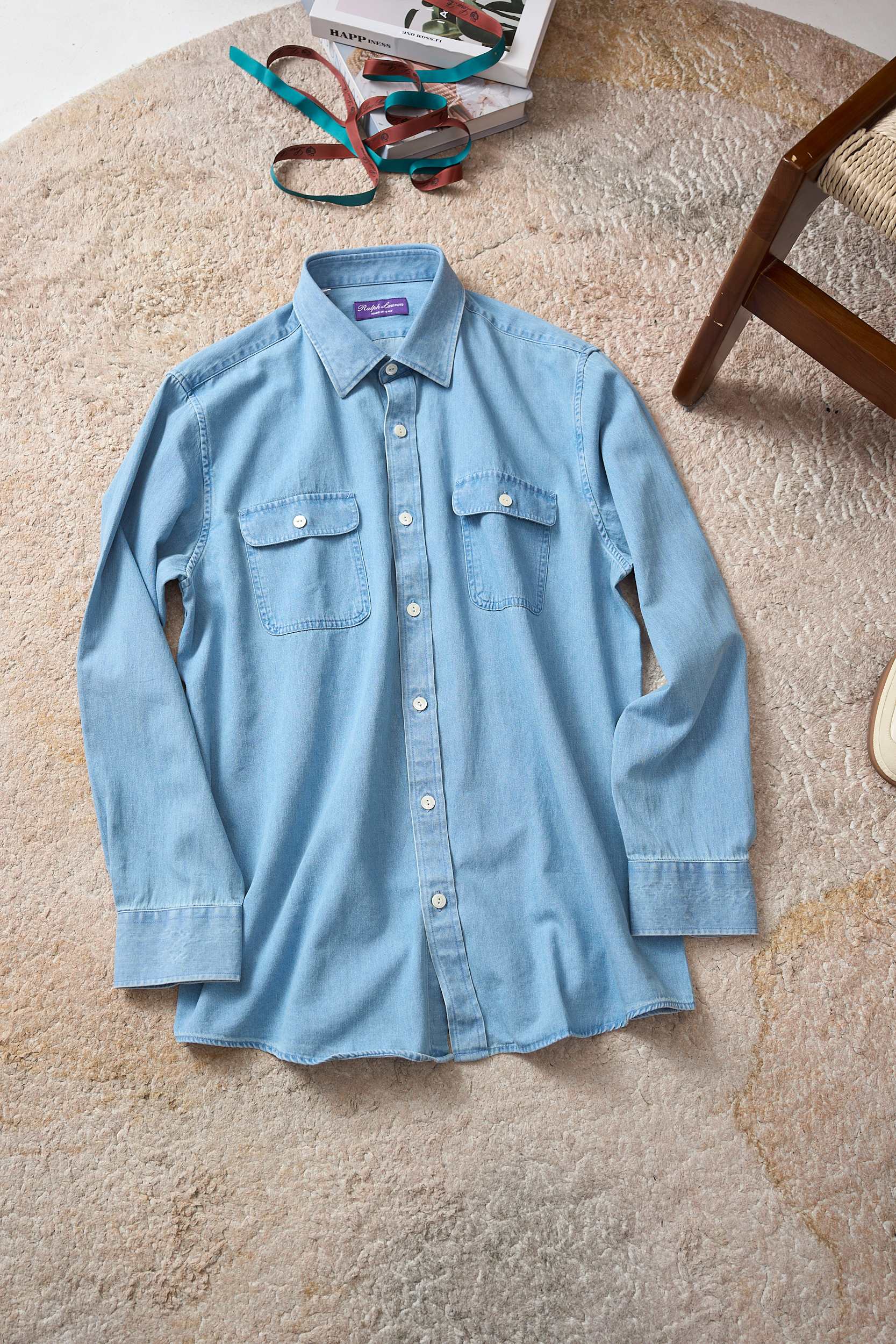 NO:451183,[Retro Wash Blue Work Style Double Pocket Denim Men's Shirt] A classic denim blue shirt that is very eye-catching. It has the innate casualness and freedom of denim, and has a hint of retro charm, as if telling the story of time. The fabric is full of texture, soft and crispy to the touch, comfortable and comfortable to wear on the body, and has no sense of restraint when moving. The unique workwear style design is a highlight of this shirt. The two symmetrical large pockets on the chest are not only practical, but can easily hold small items such as mobile phones and keys, but also add a bit of toughness and handsomeness to the overall shape. The white buttons on the pocket form a sharp contrast with the denim blue, and the details are exquisite.  The neckline adopts a classic lapel design, which is simple and elegant, and can well modify the neckline. Whether it is worn open or buttoned, it can show different styles. The cuffs also have button designs, which can adjust the elasticity and fit the wrists according to your preferences. This denim shirt is a 'versatile artifact'. It is paired with a simple black casual pants and a pair of white sneakers to instantly create a casual and casual daily look; if paired with a pair of work clothes shorts and a pair of Martin boots, it can create a cool and handsome street style. Whether it is shopping, dating or traveling, it can easily deal with it.,,boots,sneakers, shorts,alexander wang19860909【复古洗水蓝工装风双口袋牛仔男士衬衣】非常抓眼球的一款经典牛仔蓝衬衣.既有着牛仔布与生俱来的随性与洒脱,又带着一丝复古的韵味,仿佛诉说着岁月的故事.面料质感十足,摸起来柔软又不失挺括,穿在身上舒适自在,活动起来毫无束缚感. 独特的工装风格设计,是这件衬衣的一大亮点.胸前两个对称的大口袋,不仅实用,能轻松装下手机、钥匙等小物件,还为整体造型增添了几分硬朗与帅气.口袋上的白色纽扣,与牛仔蓝形成鲜明对比,细节之处尽显精致. 领口采用经典的翻领设计,简洁大方,能够很好地修饰颈部线条,无论是敞开穿还是扣上穿,都能展现出不同的风格.袖口处同样有纽扣设计,可以根据自己的喜好调节松紧,贴合手腕. 这件牛仔衬衣堪称“百搭神器”.搭配一条简约的黑色休闲裤和一双白色运动鞋,瞬间打造出休闲随性的日常造型；若是搭配一条工装短裤和一双马丁靴,又能营造出酷帅十足的街头风格.无论是出门逛街、约会还是旅行,它都能轻松应对.,,boots,sneakers,shorts,alexander wang,Men's clothing