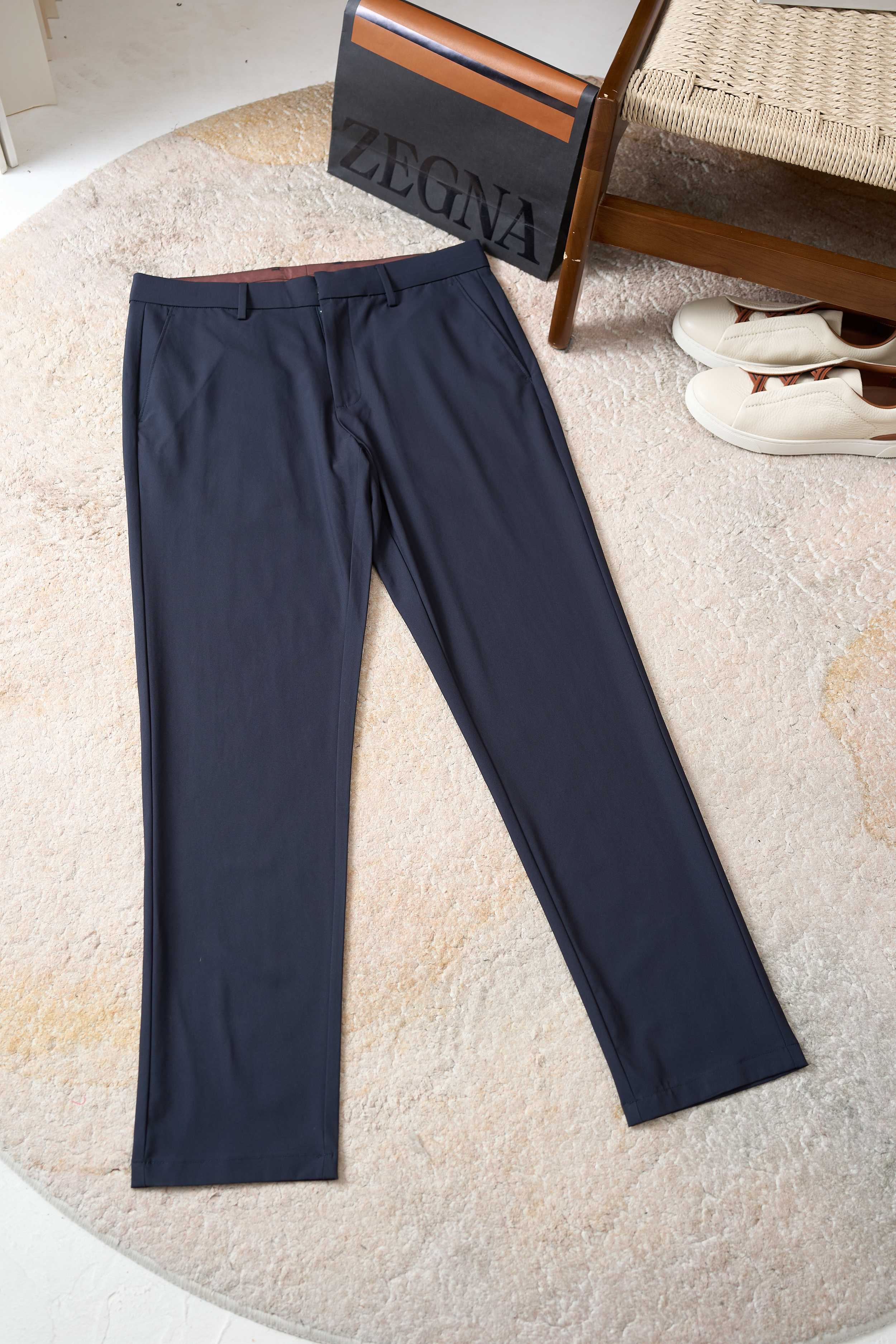 NO:497994,[Jenia men's casual trousers, fashionable matches in life, a comfortable and comfortable demeanor] In the field of men's business and leisure, it has always been a symbol of quality and style. Selected high-quality materials, soft and textured, not only have good breathability, can allow the skin to breathe freely, but also have excellent elasticity, without any restraint during activities. Whether it is daily travel, business office or casual gathering, you can move freely and stay comfortable at all times. In terms of design, this trousers can be a clever combination of classic and fashion. The simple lines outline the neat trousers shape, which can well modify the leg lines and make the legs look straighter and longer. The details show the style of the big brand, the exquisite stitching process is firm and beautiful; the unique pocket design is both practical and adds a bit of fashion; the high-quality zipper is smooth and durable, and it is easy to open and close.  In terms of color matching, this trouser offers a variety of choices, deep navy blue, calm and atmospheric, suitable for various formal occasions, easily showing your professionalism and confidence; while the brown tone exudes a retro and elegant atmosphere, adding unique charm to casual outfits. Welcoming every challenge and opportunity with the best posture. Number 48-56, zegna, alexander wang19860909【杰尼亚男士休闲长裤,生活里的时尚搭子,一步一潇洒邂逅惬意风度】 在男士商务休闲的领域里,一直是品质与格调的象征. 精选优质材质,触感柔软且富有质感,不仅透气性佳,能让肌肤自由呼吸,还具备出色的弹性,活动时毫无束缚感,无论是日常出行、商务办公还是休闲聚会,都能让您行动自如,时刻保持舒适状态. 设计方面,这条长裤堪称经典与时尚的巧妙结合.简约的线条勾勒出利落的裤型,能够很好地修饰腿部线条,让双腿看起来更加笔直修长.细节之处更是彰显大牌风范,精致的缝线工艺,牢固又美观；独特的口袋设计,既实用又增添了几分时尚感；高品质的拉链顺滑耐用,开合轻松自如. 在颜色搭配上,这款长裤提供了多种选择,深邃的藏青色,沉稳大气,适合各种正式场合,轻松展现您的专业与自信；而棕色调则散发着复古与优雅的气息,为休闲装扮增添独特魅力. 以最佳的姿态迎接每一个挑战和机遇. 码数48-56,,zegna,alexander wang,Men's clothing