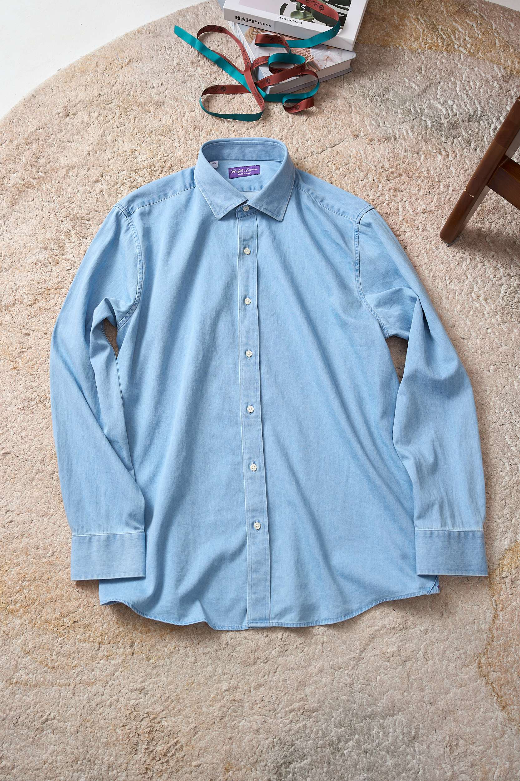 NO:497999,【The eternal charm of Ralph Lauren embroidered light blue denim shirt】 Fashion changes, and classics are never out of date. Among the many fashion items, Ralph Lauren light blue denim shirt is like a bright pearl, emitting a unique light, becoming a treasure that fashion enthusiasts cannot miss. The soft and fresh light blue color seems to be the first ray of warm sunshine in spring, instantly illuminating your mood. It is not like the deep and restrained dark blue, nor is it like the dazzling bright blue. Light blue is adapted to various occasions and styles with its unique gentleness and agility.  The pure cotton denim fabric selected for washing water is a fine product among the fabrics. It has been carefully selected and specially treated, which not only retains the toughness and durability of the denim, but also gives it a soft touch like a cloud. Every time you wear it, it feels like it is gently wrapped by gentle hands, and the comfort spreads from the skin to the whole body. Moreover, its excellent breathability allows your body to say goodbye to the stuffy and sticky while breathing freely, and keeps it refreshing at all times. The details show the brand's ingenuity. The small and exquisite Ralph at the neckline  Lauren's small logo is like a fashion medal, low-key but shows an unparalleled taste and style. Each stitch is tight and meticulous, as if it is a fashionable music written by craftsmen. It not only enhances the durability of the shirt, but also inadvertently reveals the pursuit of high-end quality. The button design of the cuffs is not only practical, but also adds a sense of exquisiteness to the overall shape, allowing you to show your elegant style in every move.  From the perspective of tailoring, this shirt is a perfect balance between fashion and comfort. The classic shirt style combines ergonomic principles to cleverly modify the body shape. Whether you are a handsome man with a strong figure or a lady who pursues elegant temperament, it can perfectly fit your body curves and show the most confident side. The lines of the shoulders are smooth and natural, and there is no sense of restraint when moving; the tailoring of the bust and waist is just right, and it will not be too tight or loose, allowing you to maintain a decent and generous image in any occasion. Fashion is not waiting, and classics are not to be missed. Code number M-3XL, loro piano, shirts, alexander wang19860909【Ralph Lauren刺绣小标浅蓝牛仔衬衫的永恒魅力】 时尚风云变幻,经典永不过时.在众多时尚单品中,Ralph Lauren小标浅蓝牛仔衬衫宛如一颗璀璨的明珠,散发着独特的光芒,成为时尚爱好者们不可错过的宝藏之选. 柔和而清新的浅蓝色,仿佛是春日里第一缕温暖的阳光,瞬间点亮你的心情.它不似深蓝的深沉内敛,也不像亮蓝的张扬夺目,浅蓝以其独有的温婉与灵动,适配各种场合与风格. 选用的洗水工艺纯棉牛仔面料,堪称面料中的精品.它经过精心挑选与特殊处理,既保留了牛仔布的坚韧与耐用,又赋予了其如云朵般柔软的触感.每一次穿上它,都像是被温柔的双手轻轻包裹,舒适感从肌肤蔓延至全身.而且,其出色的透气性,让你的身体在自由呼吸的同时,告别闷热与黏腻,时刻保持清爽. 细节之处,尽显品牌匠心.领口处那小巧而精致的Ralph Lauren小标,宛如时尚的勋章,低调却彰显着无与伦比的品味与格调.每一处缝线都紧密细致,仿佛是工匠们用心谱写的时尚乐章,不仅增强了衬衫的耐用性,更在不经意间流露出高端品质的追求.袖口的纽扣设计,不仅实用,更为整体造型增添了一份精致感,让你在举手投足间尽显优雅风范. 从剪裁来看,这件衬衫堪称时尚与舒适的完美平衡.经典的衬衫版型,结合人体工程学原理,巧妙地修饰身形,无论你是拥有健硕身材的型男,还是追求优雅气质的淑女,它都能完美贴合你的身体曲线,展现出最自信的一面.肩部的线条流畅自然,活动时毫无束缚感；胸围和腰围的剪裁恰到好处,既不会过于紧绷,也不会松垮无形,让你在任何场合都能保持得体大方的形象. 时尚不等待,经典更不容错过. 码数M-3XL,,loro piana,shirts,alexander wang,Men's clothing
