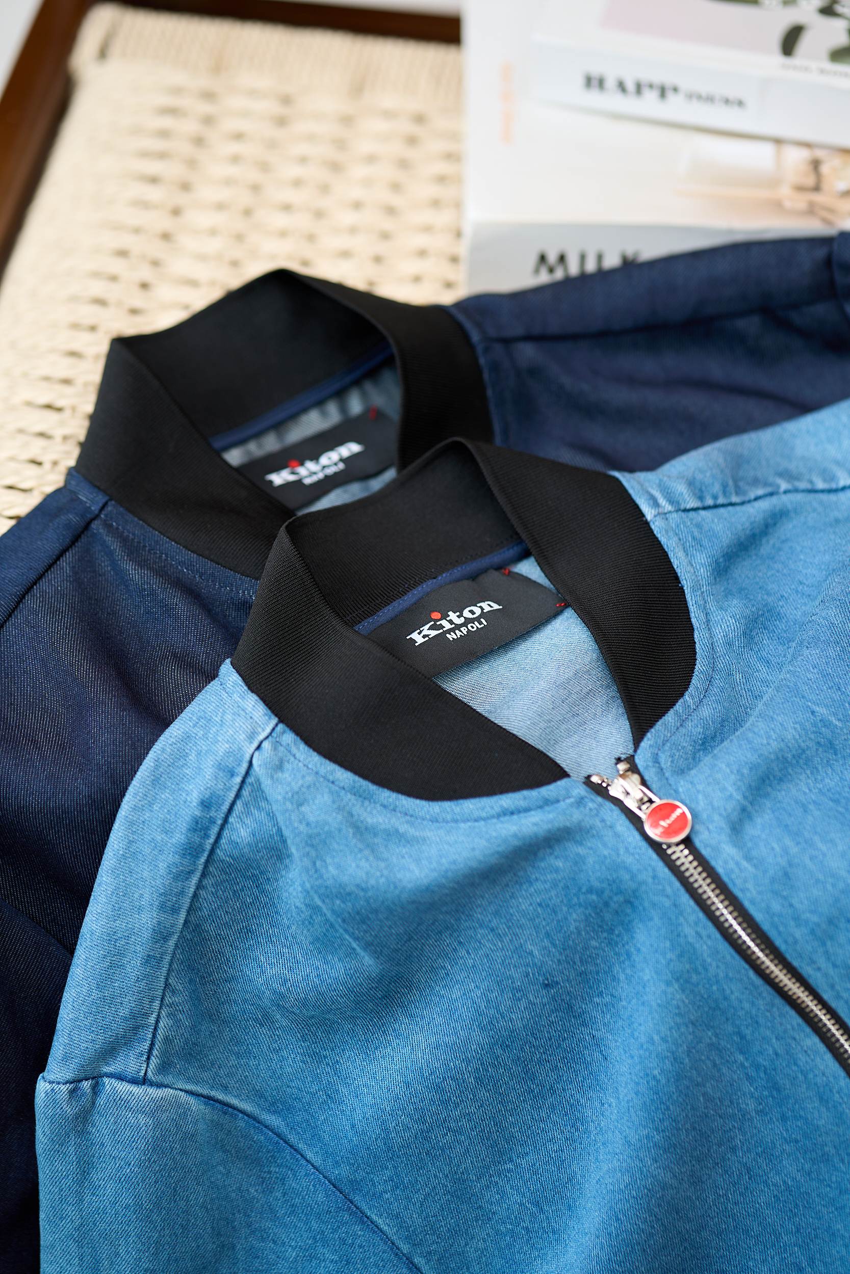 【Kiton牛仔夹克——经典棒球服款式】这款Kiton夹克采用优质100%纯棉面料，质地厚实且柔软，具有