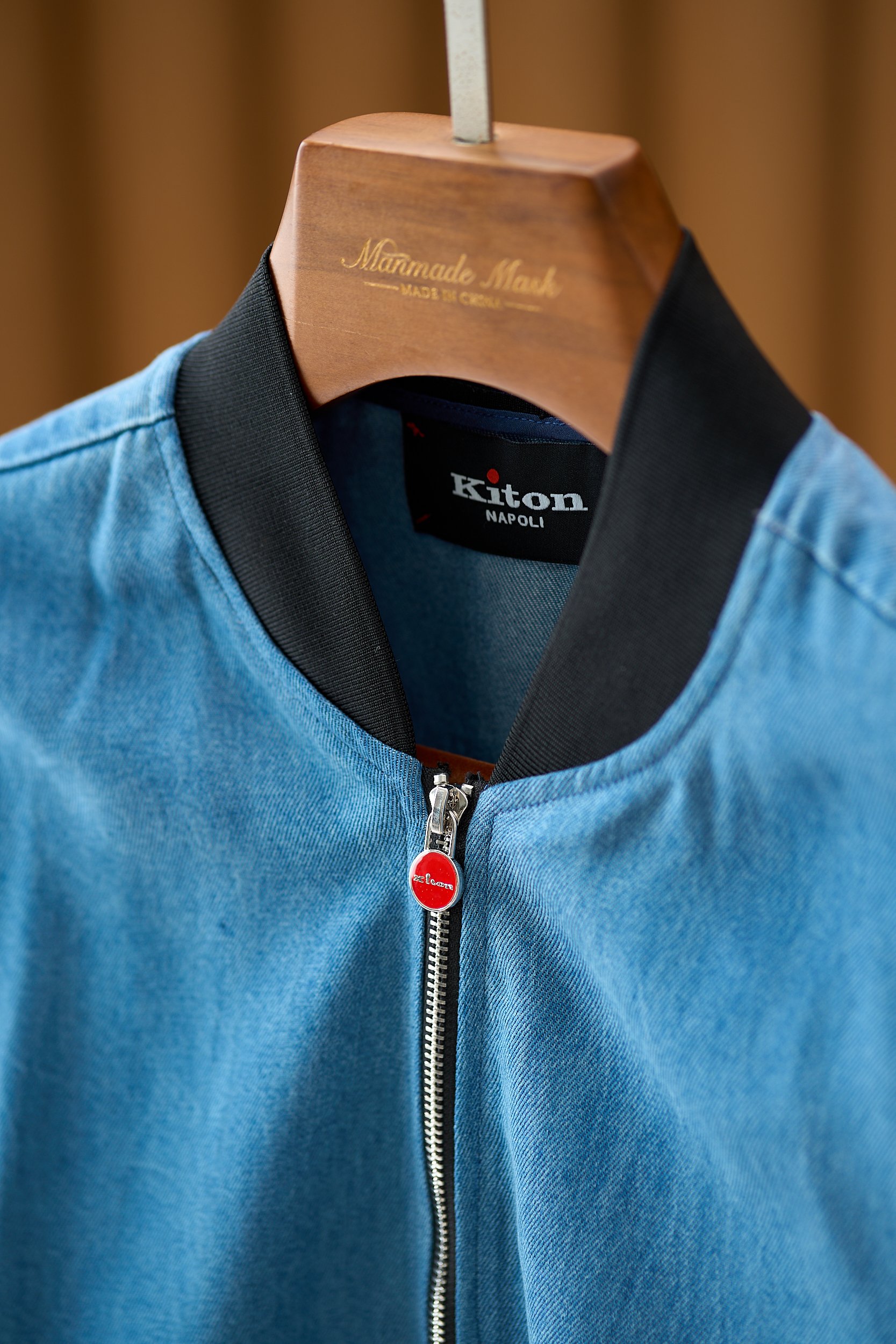 【Kiton牛仔夹克——经典棒球服款式】这款Kiton夹克采用优质100%纯棉面料，质地厚实且柔软，具有