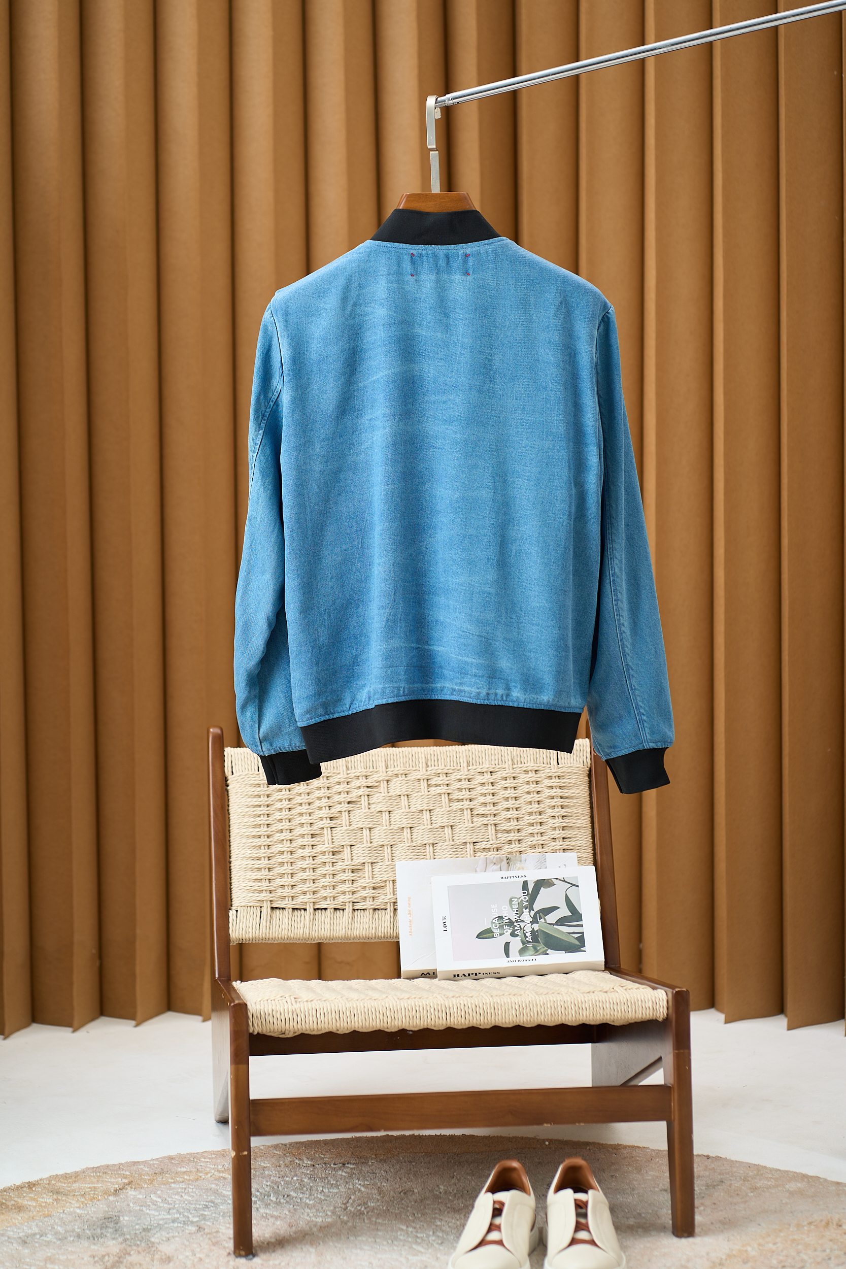 【Kiton牛仔夹克——经典棒球服款式】这款Kiton夹克采用优质100%纯棉面料，质地厚实且柔软，具有