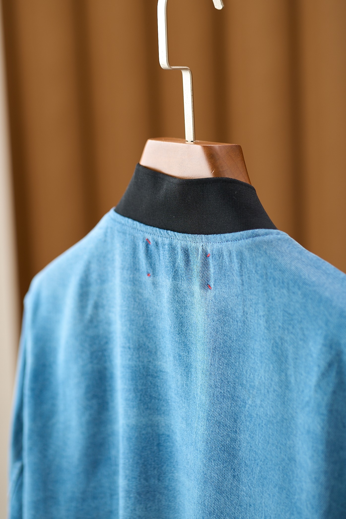 【Kiton牛仔夹克——经典棒球服款式】这款Kiton夹克采用优质100%纯棉面料，质地厚实且柔软，具有