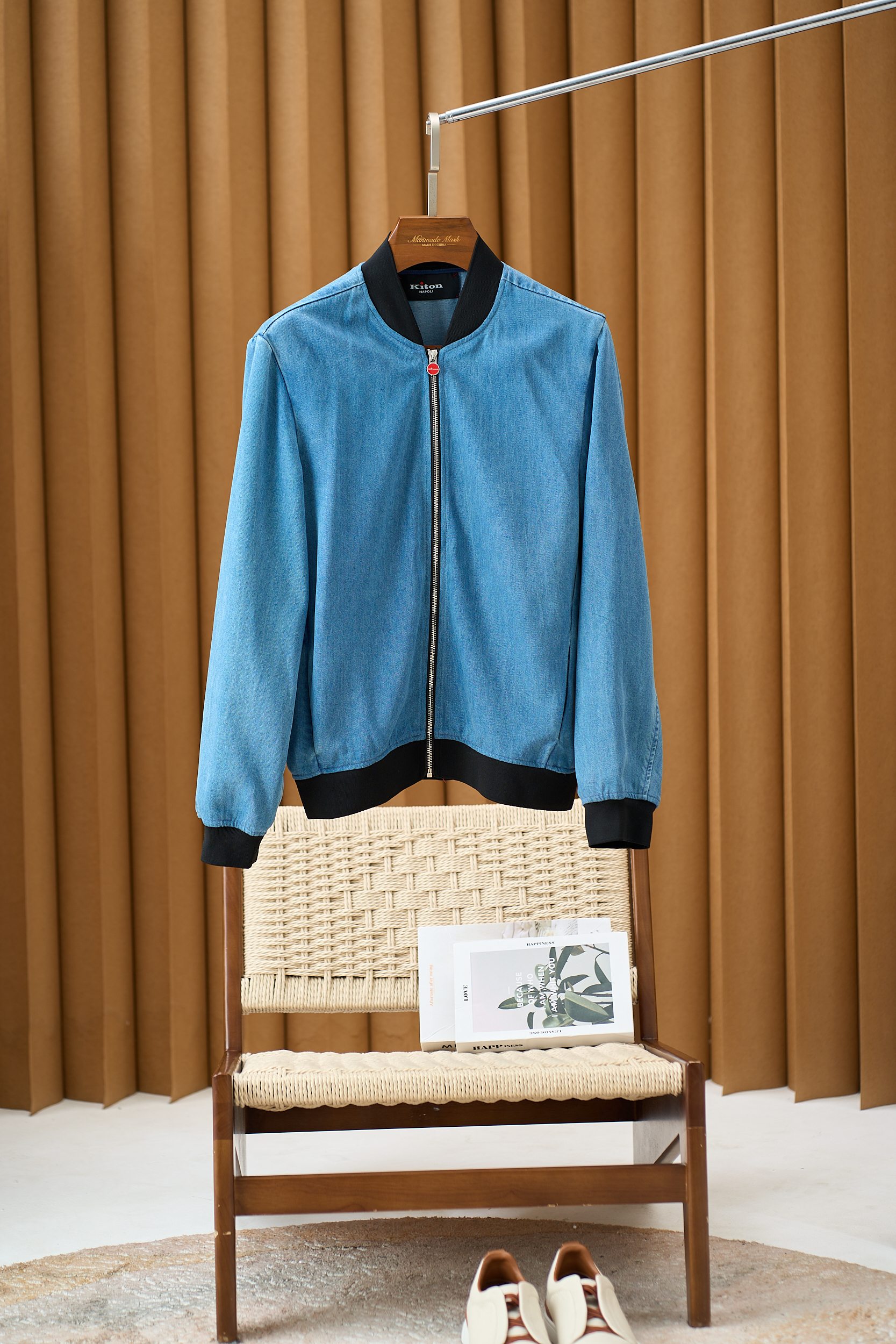 【Kiton牛仔夹克——经典棒球服款式】这款Kiton夹克采用优质100%纯棉面料，质地厚实且柔软，具有