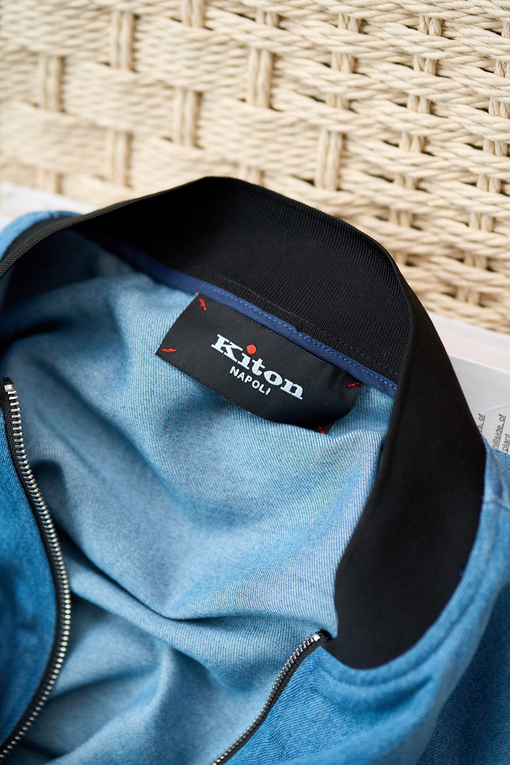 【Kiton牛仔夹克——经典棒球服款式】这款Kiton夹克采用优质100%纯棉面料，质地厚实且柔软，具有