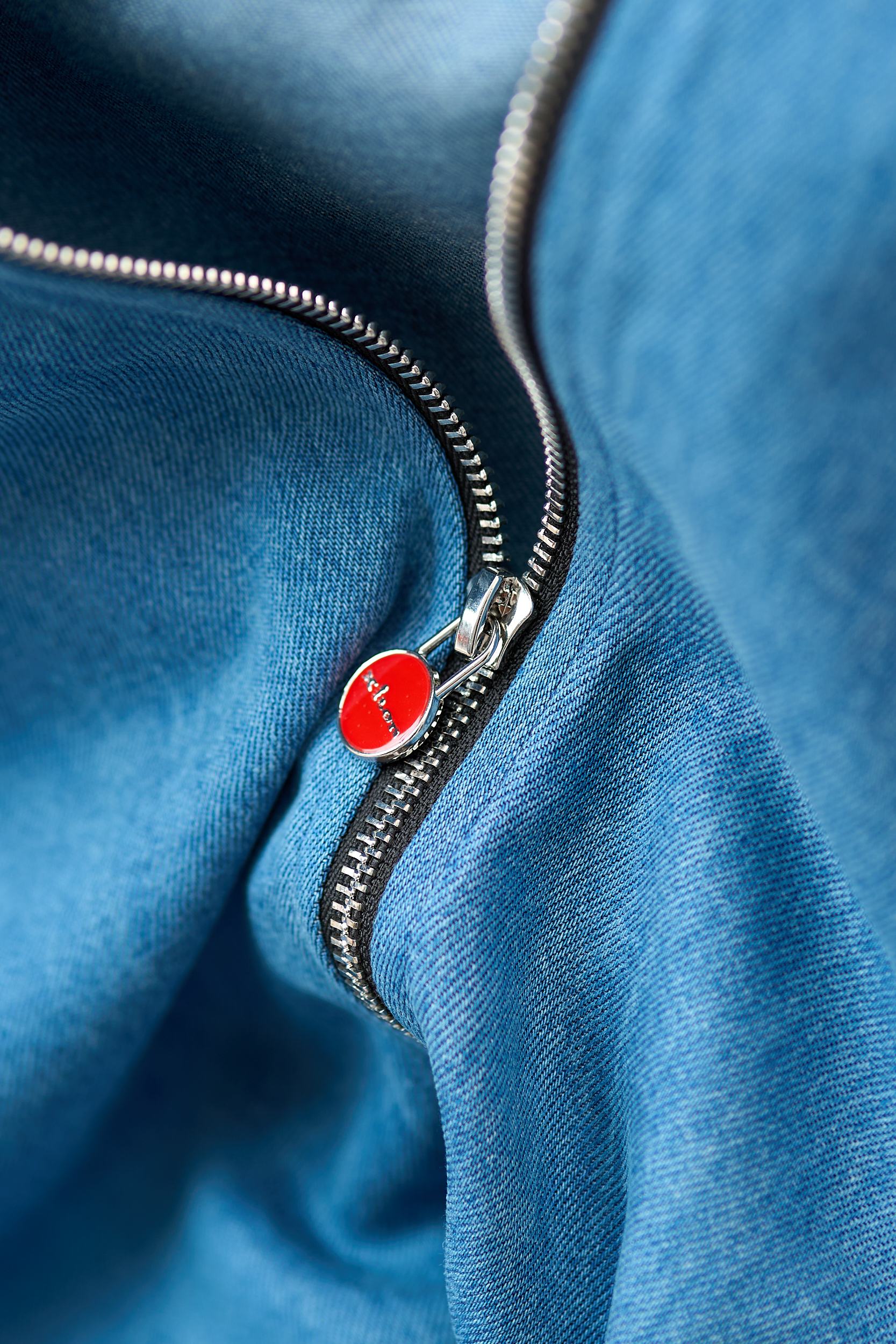 【Kiton牛仔夹克——经典棒球服款式】这款Kiton夹克采用优质100%纯棉面料，质地厚实且柔软，具有