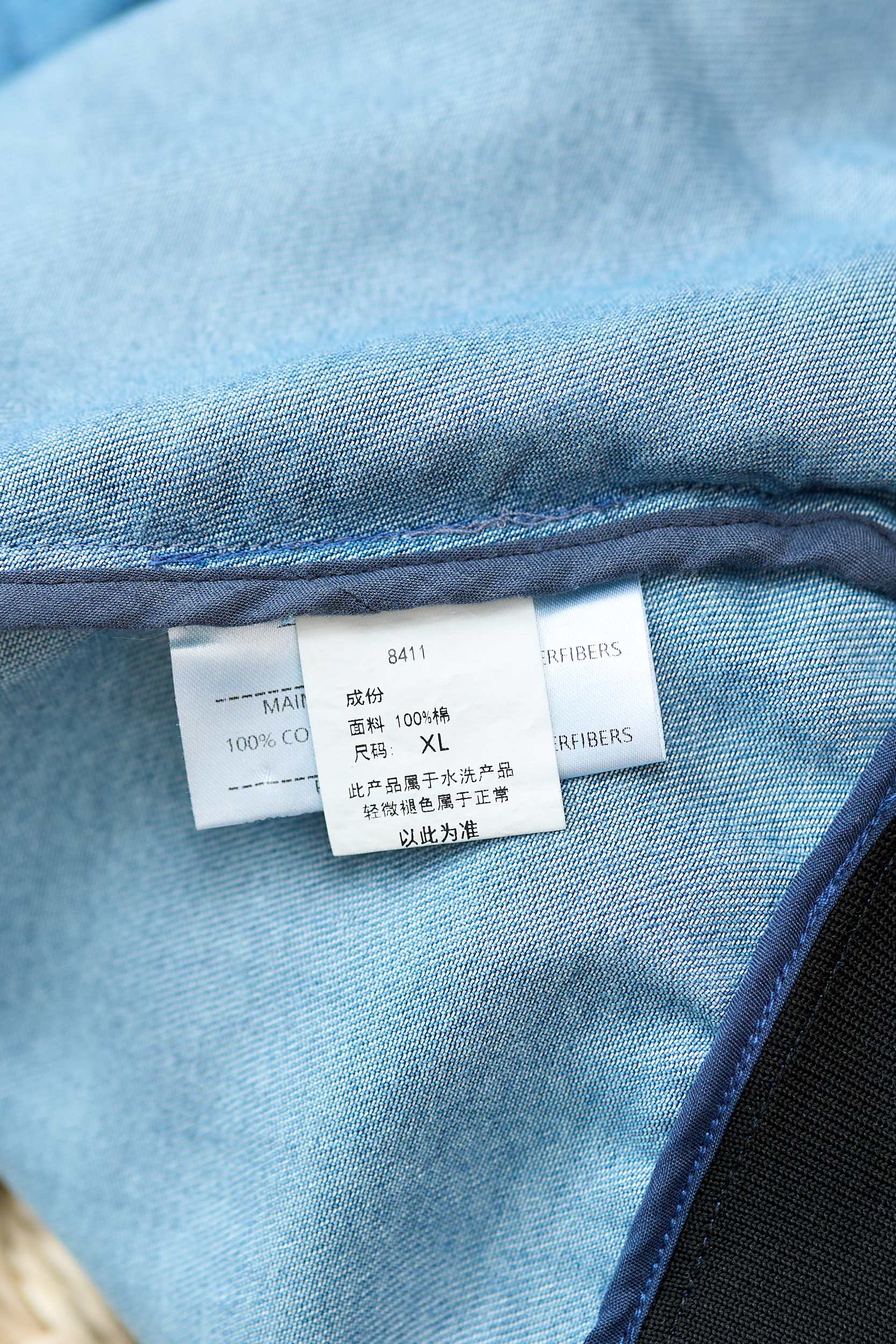 【Kiton牛仔夹克——经典棒球服款式】这款Kiton夹克采用优质100%纯棉面料，质地厚实且柔软，具有