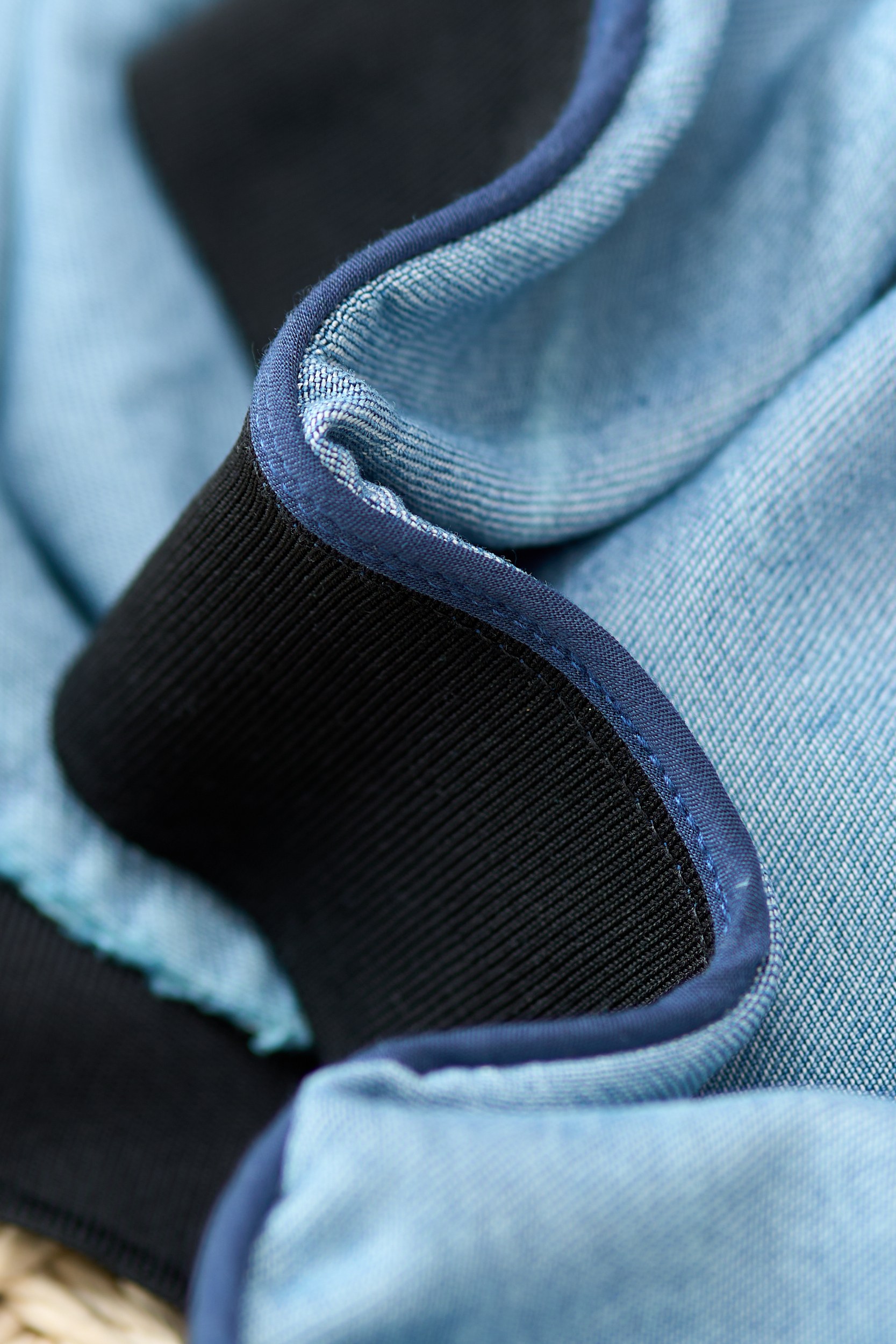 【Kiton牛仔夹克——经典棒球服款式】这款Kiton夹克采用优质100%纯棉面料，质地厚实且柔软，具有