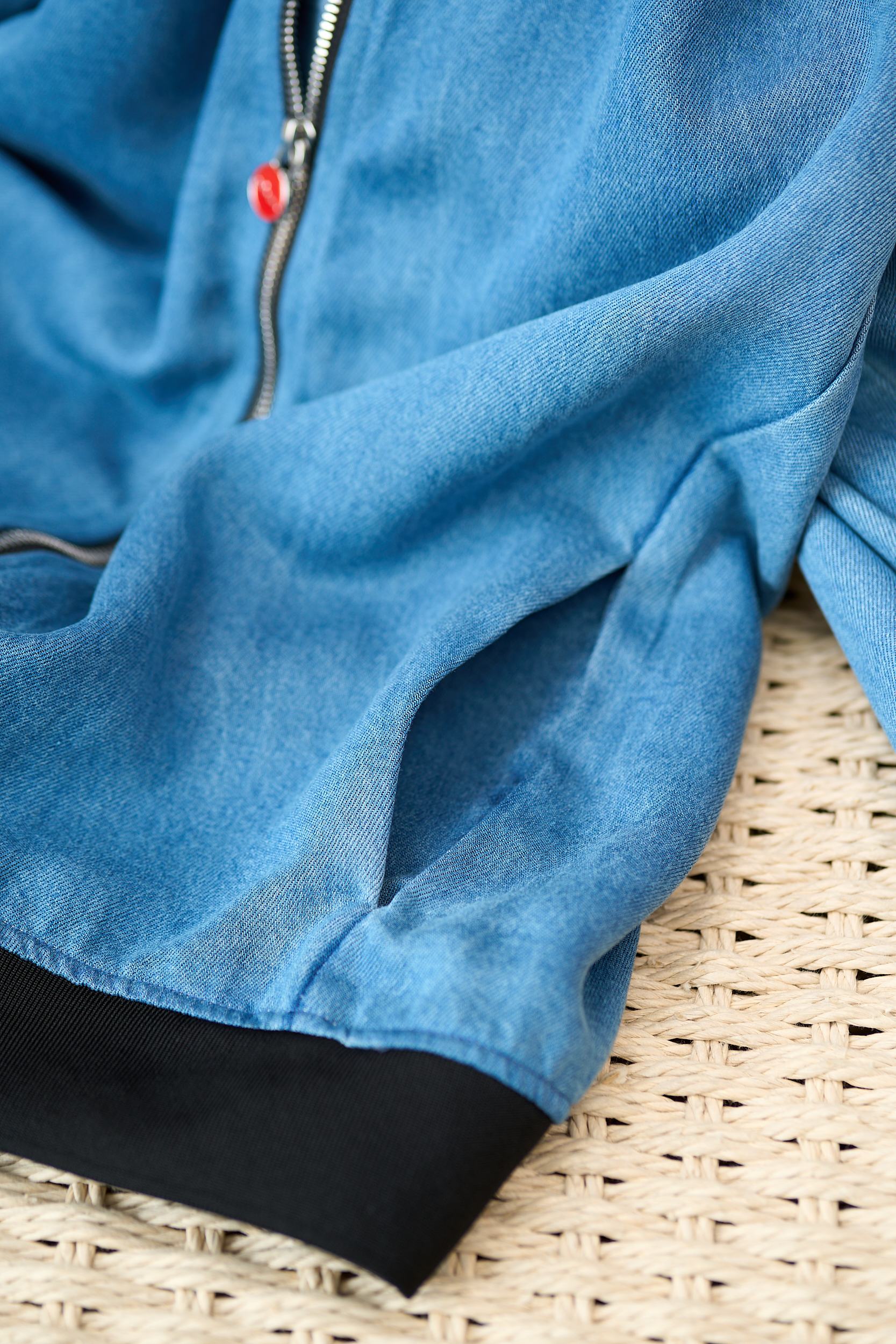 【Kiton牛仔夹克——经典棒球服款式】这款Kiton夹克采用优质100%纯棉面料，质地厚实且柔软，具有