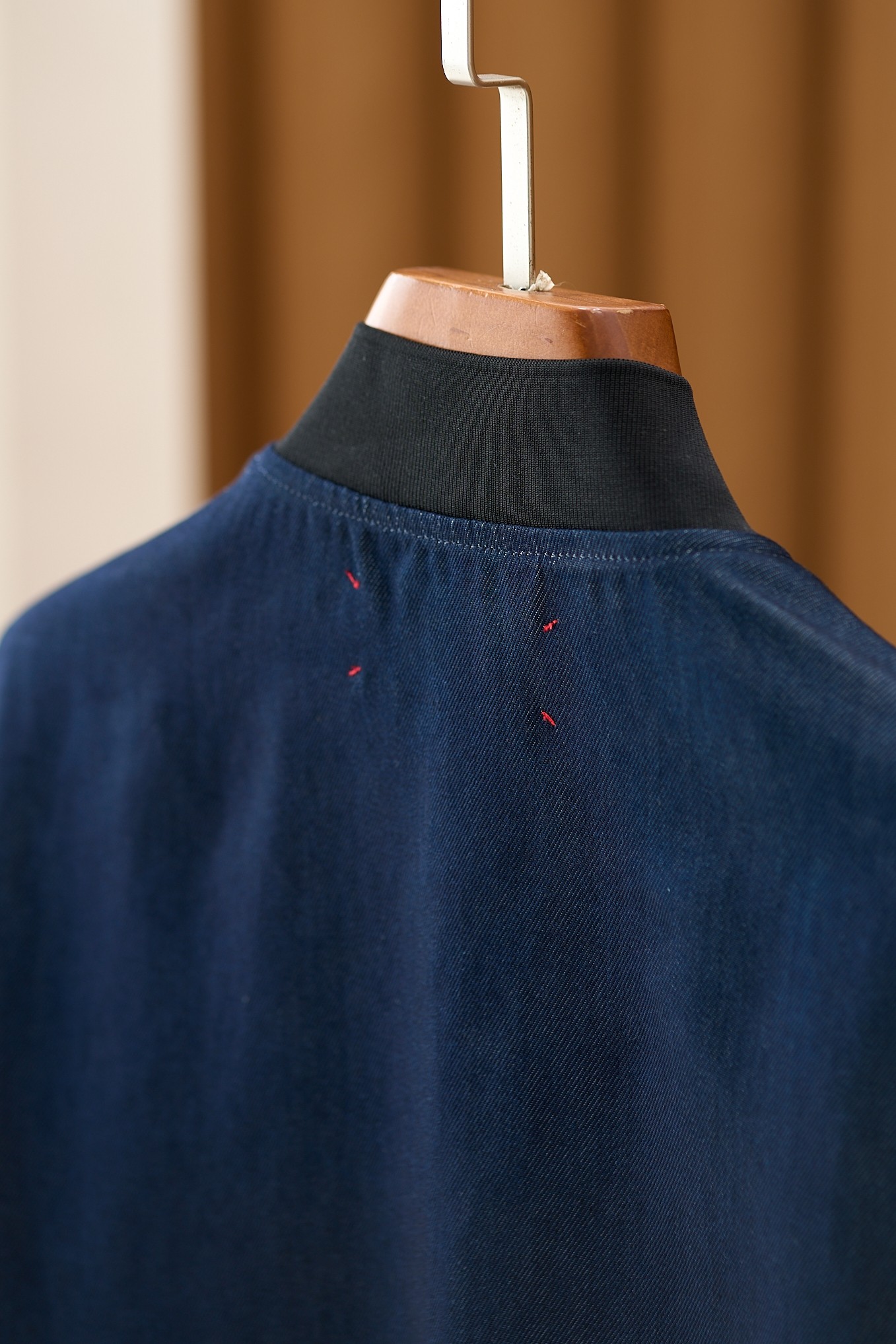 【Kiton牛仔夹克——经典棒球服款式】这款Kiton夹克采用优质100%纯棉面料，质地厚实且柔软，具有