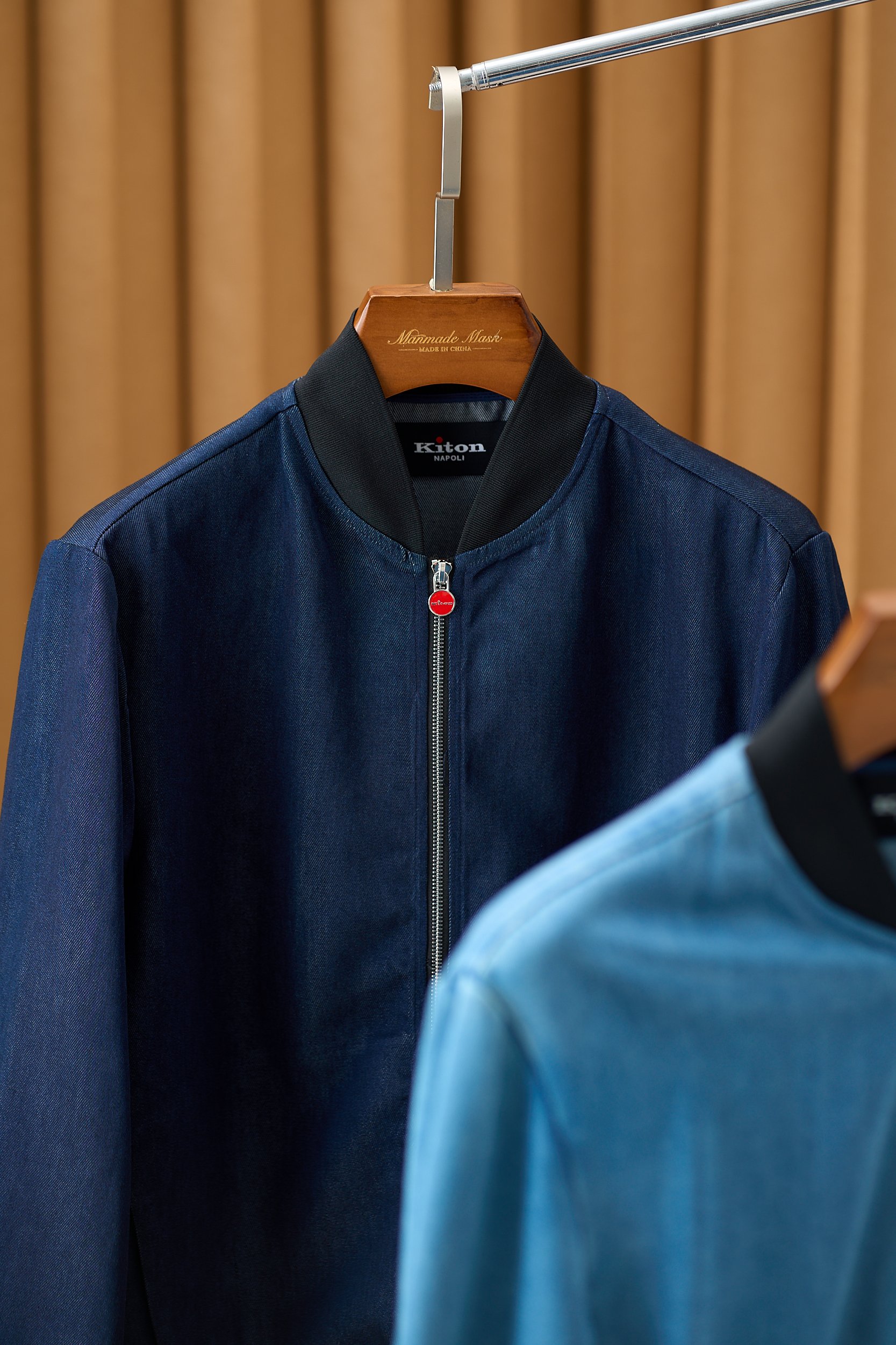 【Kiton牛仔夹克——经典棒球服款式】这款Kiton夹克采用优质100%纯棉面料，质地厚实且柔软，具有