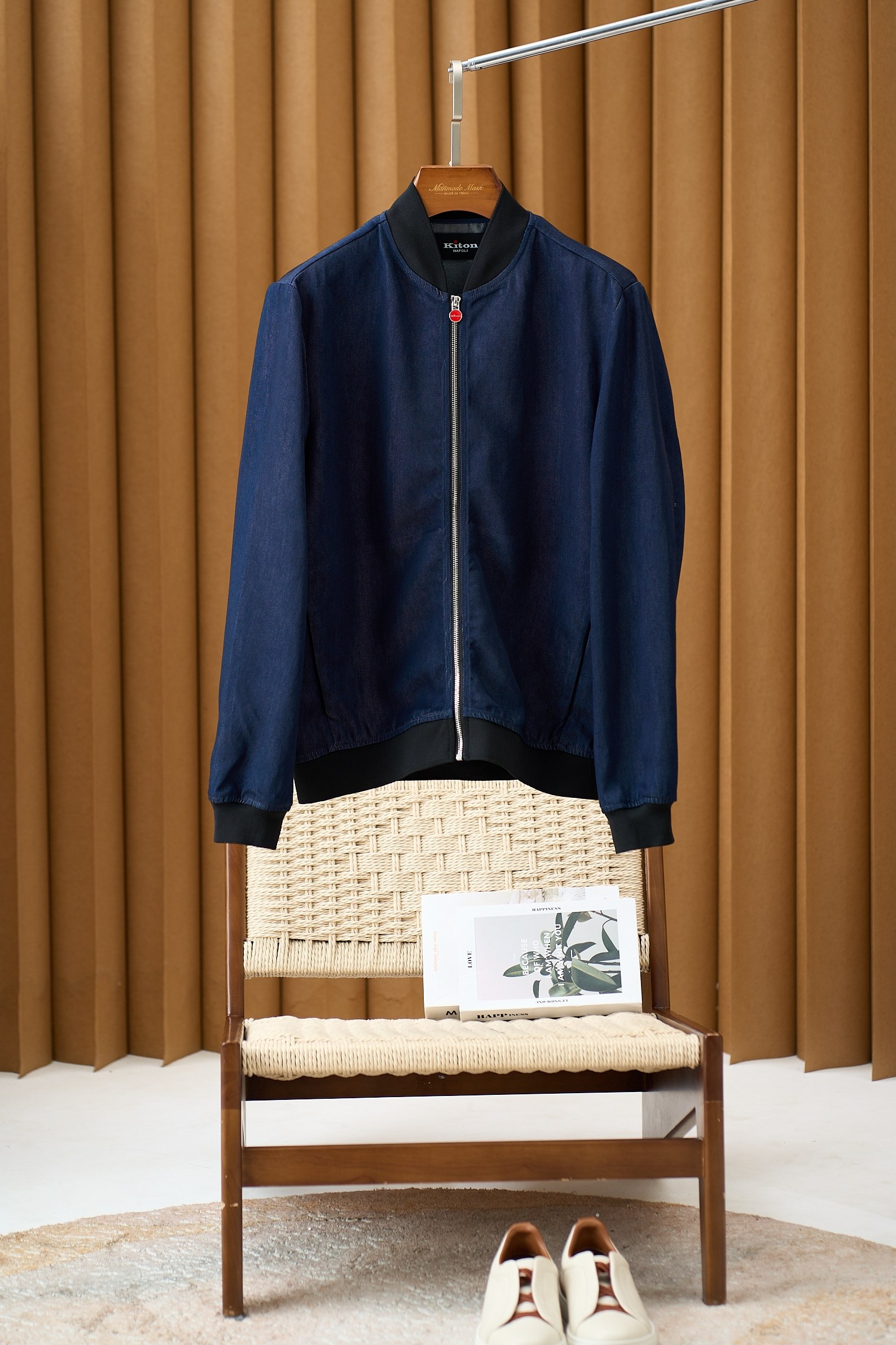 【Kiton牛仔夹克——经典棒球服款式】这款Kiton夹克采用优质100%纯棉面料，质地厚实且柔软，具有