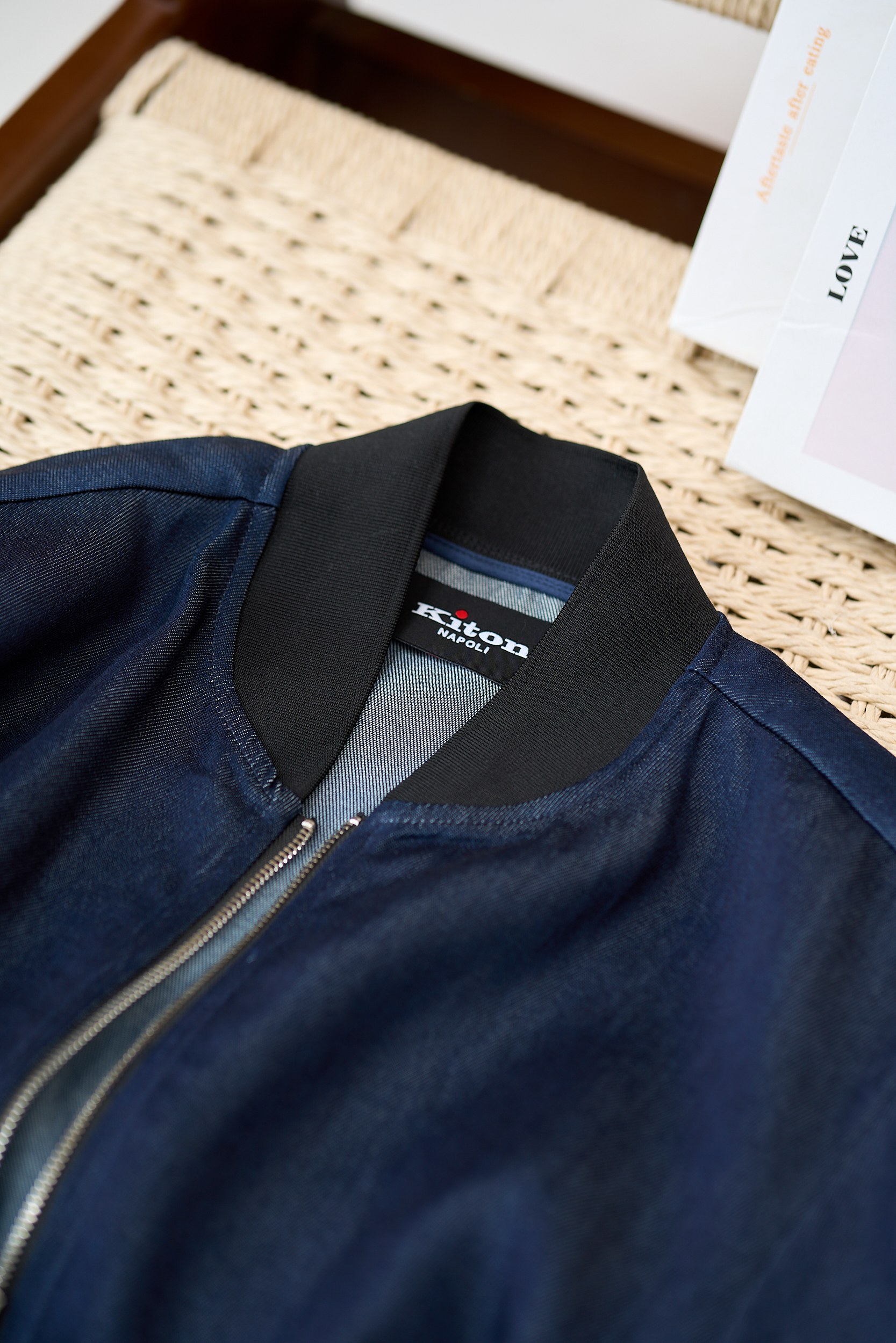 【Kiton牛仔夹克——经典棒球服款式】这款Kiton夹克采用优质100%纯棉面料，质地厚实且柔软，具有