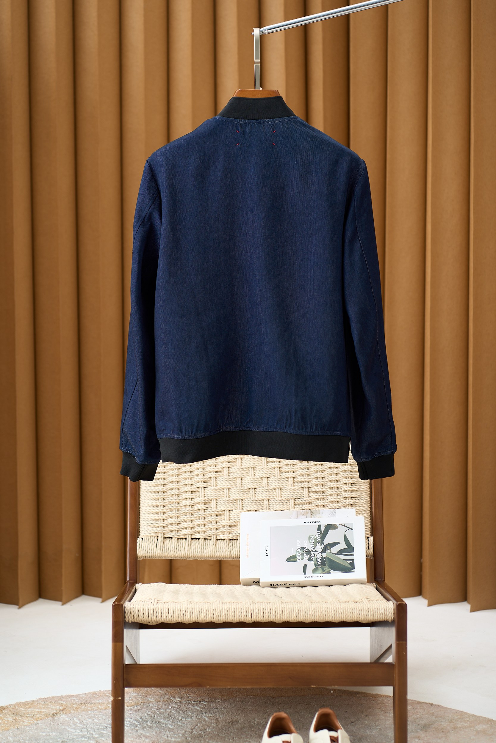 【Kiton牛仔夹克——经典棒球服款式】这款Kiton夹克采用优质100%纯棉面料，质地厚实且柔软，具有