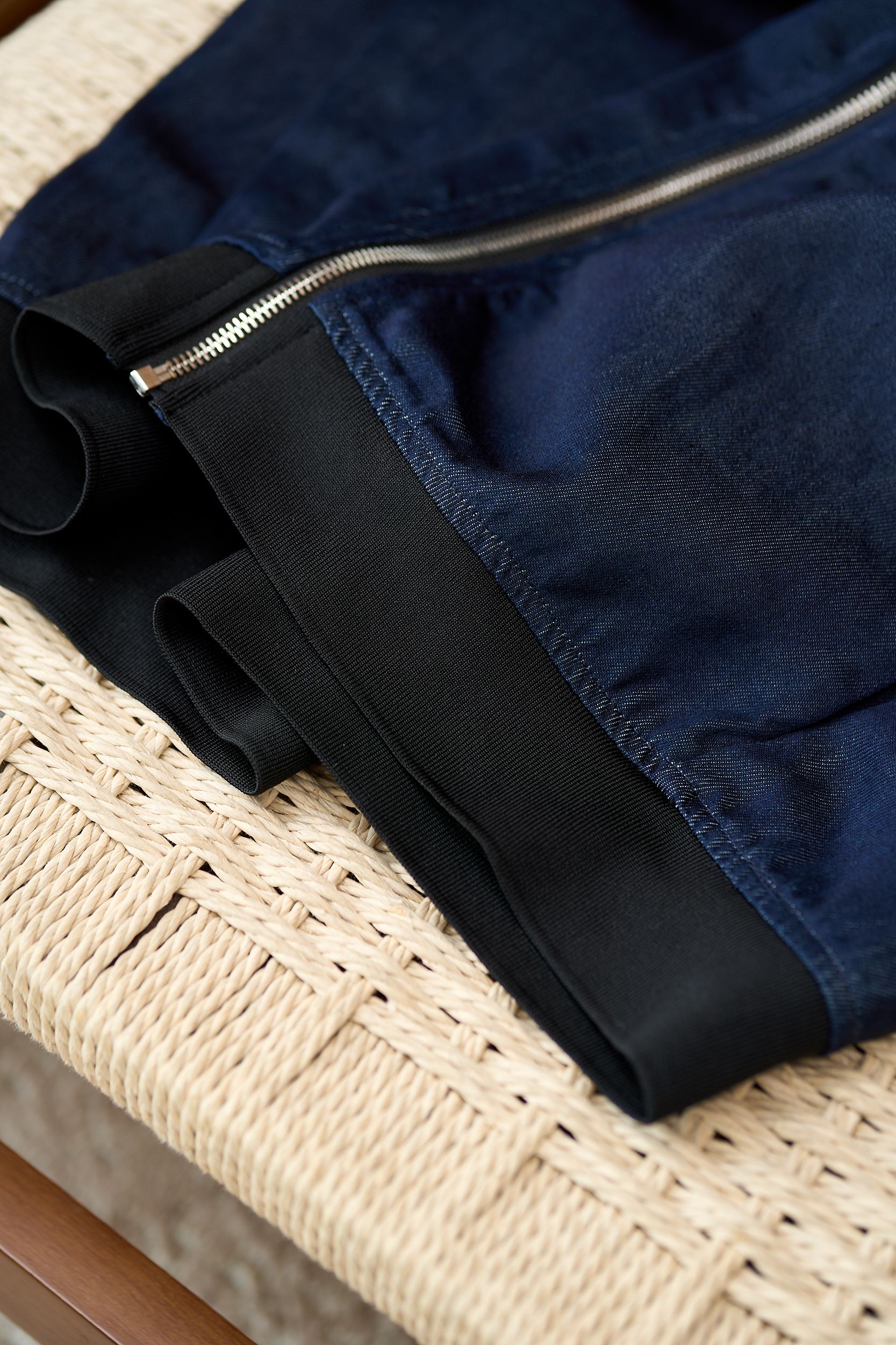 【Kiton牛仔夹克——经典棒球服款式】这款Kiton夹克采用优质100%纯棉面料，质地厚实且柔软，具有