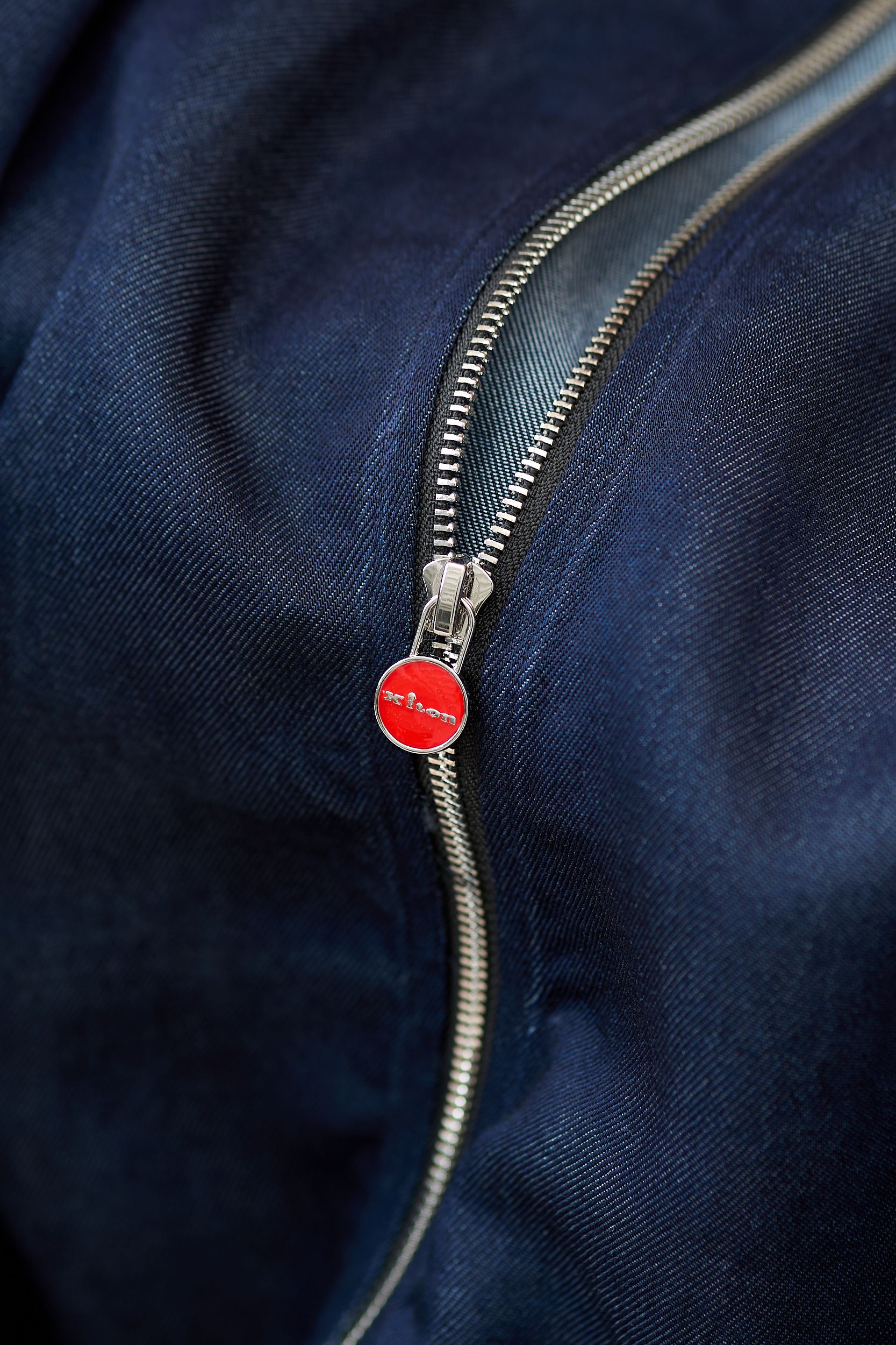 【Kiton牛仔夹克——经典棒球服款式】这款Kiton夹克采用优质100%纯棉面料，质地厚实且柔软，具有