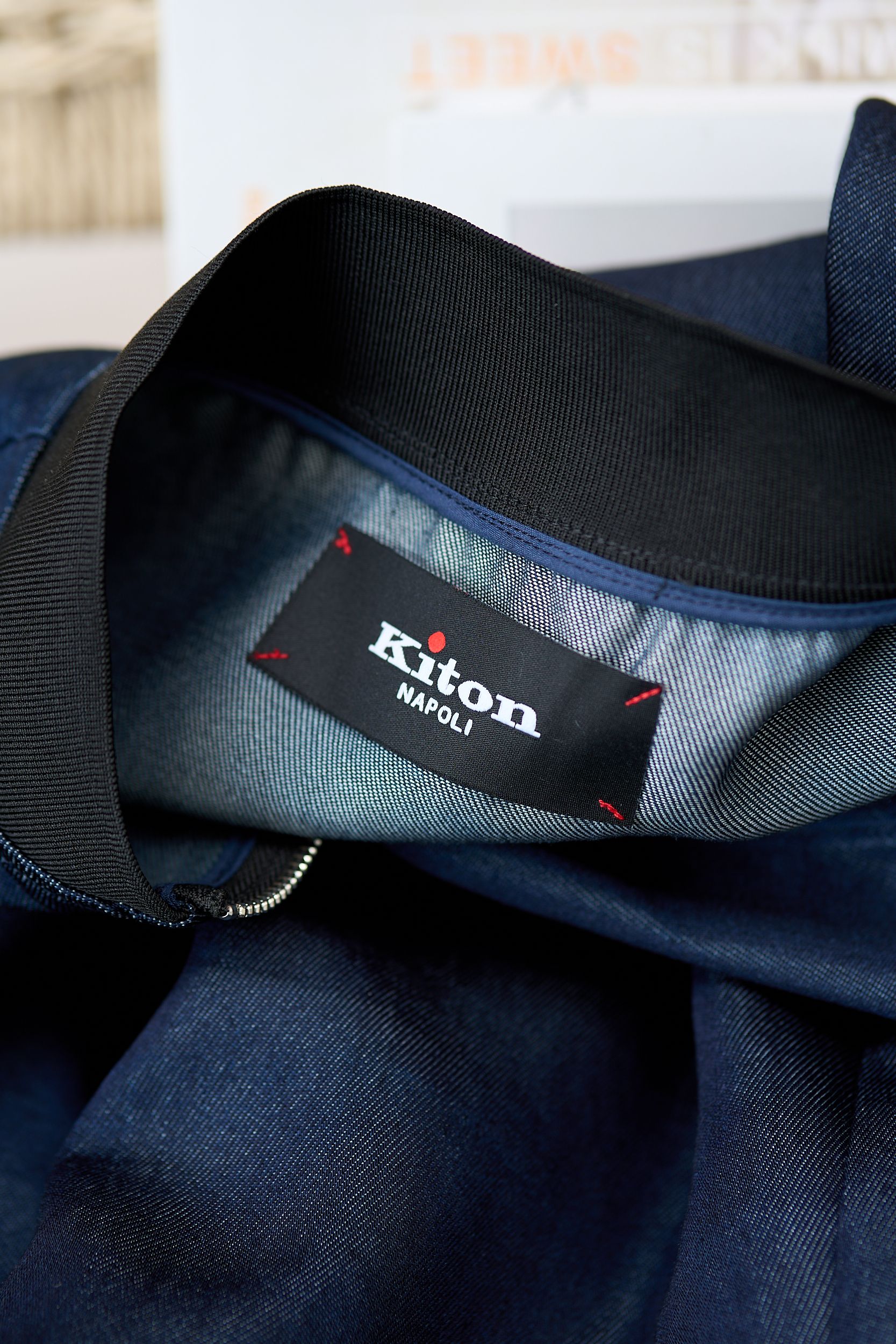 【Kiton牛仔夹克——经典棒球服款式】这款Kiton夹克采用优质100%纯棉面料，质地厚实且柔软，具有