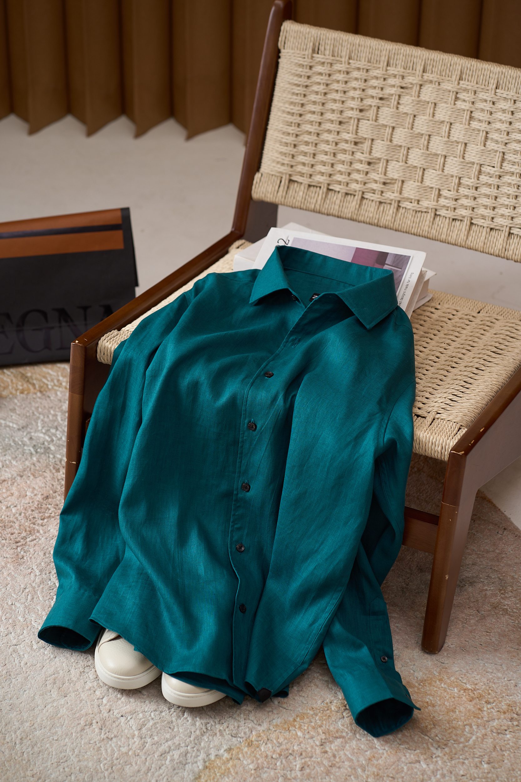 NO:498027,[Dark green is like a poem, flax is like a dream, and uses natural brushes to paint the elegant style of men] Select dark green linen, with ingenious craftsmanship, to create a luxurious example in shirts. You can grasp the depth and mystery of the dark green of your eyes at first glance. Just like the faint light flashing in the quiet night sky, with endless luxury and nobility in low-key. This unique color is not only suitable for all skin tones, but also can easily control various occasions. As a precious fiber given by nature, linen has excellent breathability, just like installing countless miniature 'ventilators' on your skin to accompany you all the time. Even in the hot summer, it can keep you away from stuffiness and stickiness and keep you dry and comfortable. At the same time, its hygroscopicity is also excellent, and it can quickly absorb sweat and keep your body in a comfortable state.  The control of details has reached the extreme. Each cut is carefully designed to perfectly fit the body curve, showing the strong and elegant figure of a man. The neckline is crisp and stylish, showing confidence and ability; the cuffs are delicate and delicate, adding a sense of exquisiteness. Even the button selection has been repeatedly considered, complementing the dark green fabric, adding a lot of points to the overall shape. M-3XL, Shirts, alexander wang19860909【墨绿如诗,亚麻似梦,以自然之笔,绘就男士优雅风姿】臻选墨绿亚麻,匠心工艺,铸就衬衫中的奢华典范 第一眼就能抓住你眼球的墨绿色的深邃与神秘.宛如静谧夜空中闪烁的幽光,低调中透着无尽的奢华与高贵.这种独特的颜色,不仅适合各种肤色,还能轻松驾驭各种场合. 亚麻,作为大自然馈赠的珍贵纤维,有着卓越的透气性能,就像给你的肌肤装上了无数个微型“通风口”,让清爽时刻相伴.即使在酷热难耐的夏日,也能让你远离闷热与黏腻,保持干爽自在.同时,它的吸湿性也极佳,能迅速吸收汗水,让你的身体始终处于舒适状态. 对细节的把控更是达到了极致.每一处剪裁都经过精心设计,完美贴合身体曲线,展现出男士健硕而优雅的身姿.领口挺括有型,彰显自信与干练；袖口精致细腻,增添一份精致感.就连纽扣的选择,都经过了反复斟酌,与墨绿色的面料相得益彰,为整体造型加分不少. 码数M-3XL,,shirts,alexander wang,Men's clothing