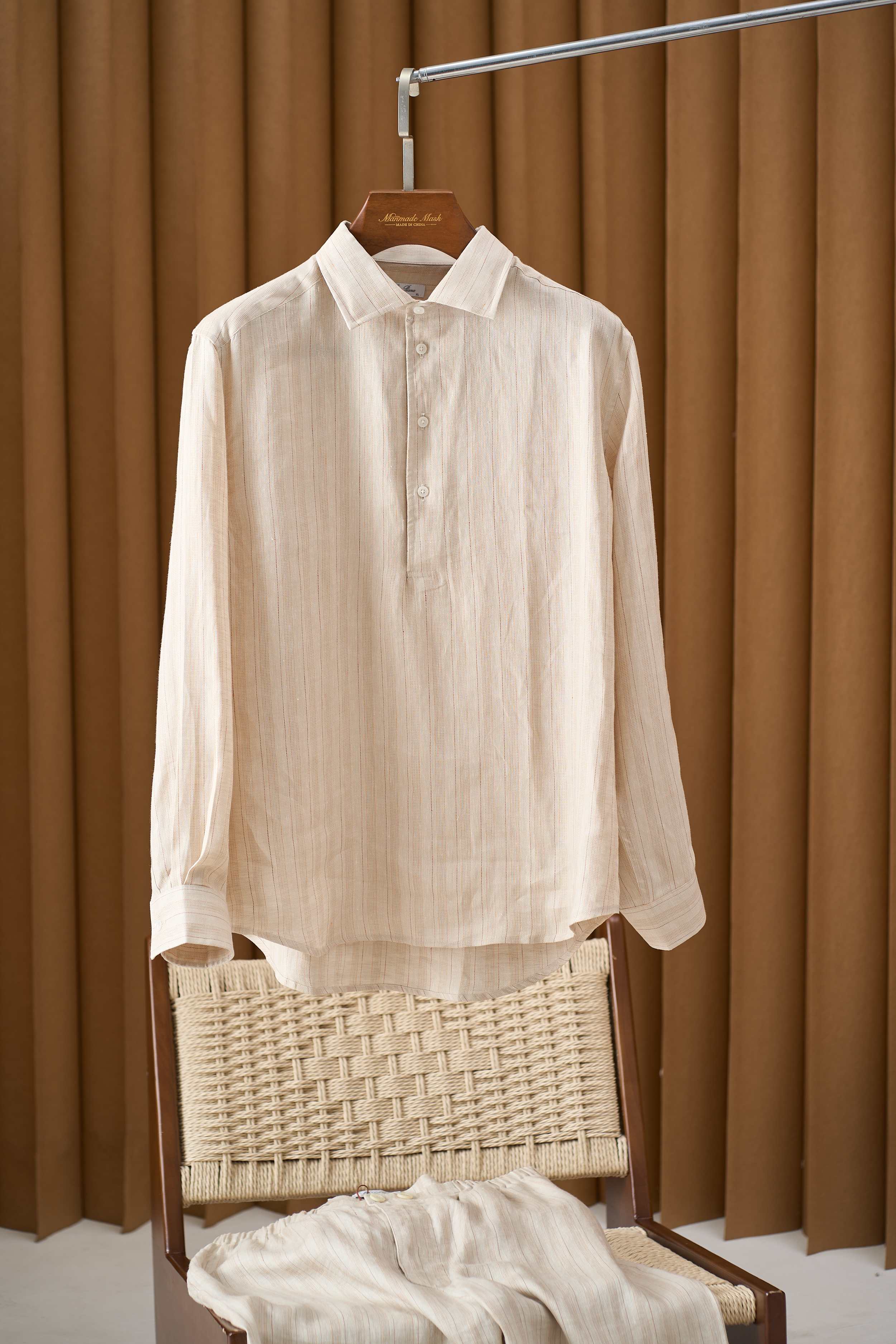 NO:856000,A blend of high-end, lazy and fashionable everyday wear, the yarn-dyed melange yarn Nuoyoupanya striped linen shirt is made of top-quality linen material interwoven with melange yarn, which feels silky smooth and has excellent breathability. It is like the first ray of sunshine in the morning, gently brushing against your skin, bringing you all-day comfort and comfort.  The striped design is simple yet stylish, perfectly interpreting Nuoyou's elegant classic aesthetics. It does not use fancy patterns as a gimmick, but uses a low-key way to show its unique taste and elegance.  The details bring the concept of light luxury to the extreme. The exquisite shell buttons are as dazzling as jewelry; the delicate stitching shows the exquisite skills of the craftsmen. Every detail reveals the ultimate pursuit of quality, allowing you to feel the nobility and elegance from Nuoyoupanya in your clothes. Size M-3XL, shirts,19860909日常穿出高级感,慵懒且时髦兼具的调和剂,色织混色纱线诺悠翩雅条纹亚麻衬衫 选用了顶级亚麻材质交织混色纱线,触感如丝般柔滑,透气性能极佳.仿佛清晨的第一缕阳光,温柔地拂过你的肌肤,带给你全天候的舒适与惬意. 条纹设计,简约而不失格调,完美诠释了诺悠翩雅的经典美学.不以花哨的图案为噱头,而是以一种低调的方式,彰显出独特品味与优雅气质. 细节之处,更是将轻奢理念发挥到了极致.精致的贝壳纽扣,如同珠宝般璀璨夺目；细腻的车线,彰显出匠人的精湛技艺.每一处细节,都透露着对品质的极致追求,让你在穿着中感受到那份来自诺悠翩雅的尊贵与优雅. 码数M-3XL,,shirts,,Men's clothing