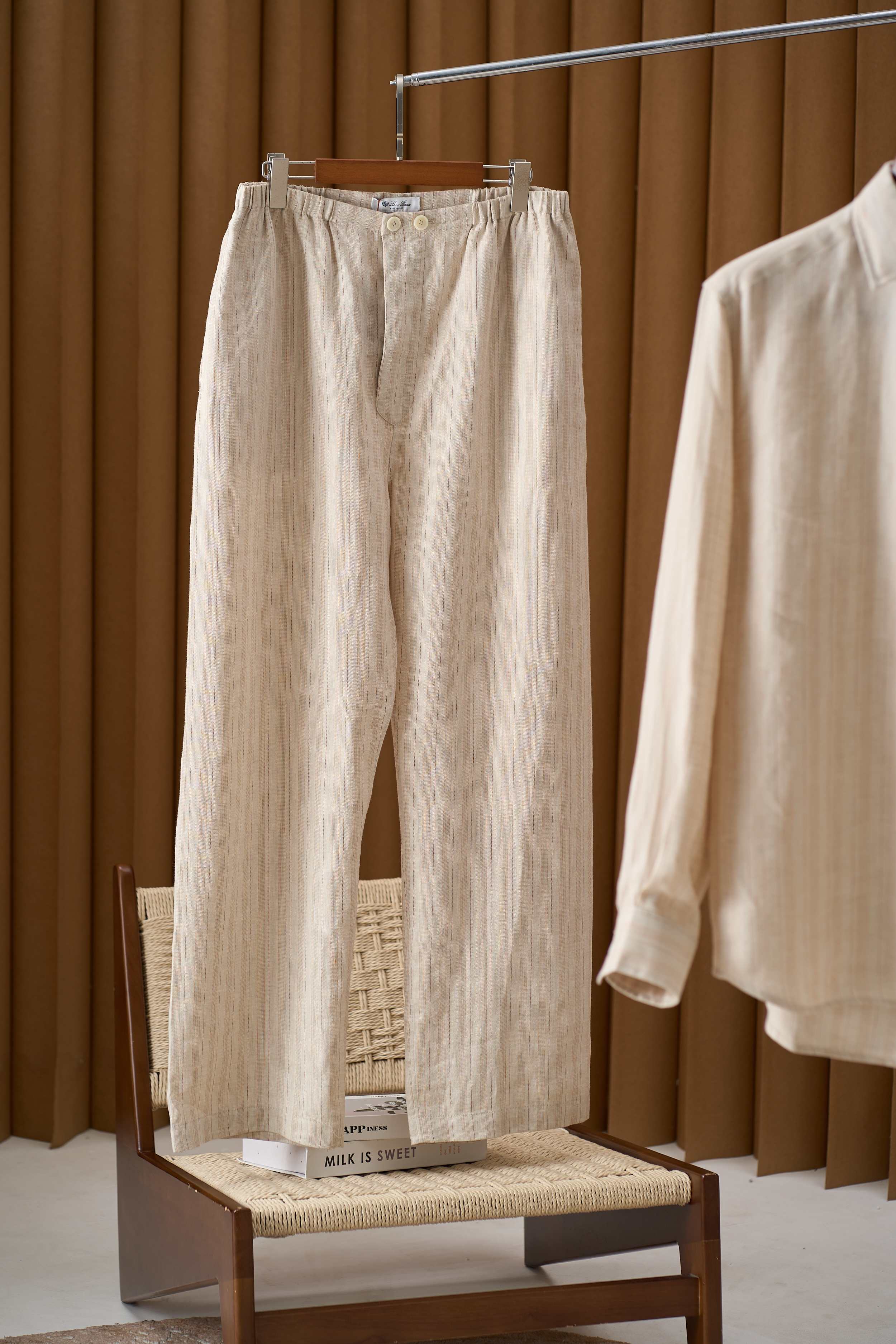 NO:498020,[Daily wears a high-end feel, lazy and fashionable blending agent, color-mixed mixed yarn Nouo Pianya striped linen shirt] The top-grade linen material interwoven mixed yarn is selected, which is silky and has excellent breathability. It is like the first ray of sunshine in the morning, gently brushing across your skin, bringing you all-weather comfort and comfort. The striped design is simple but not without style, perfectly interpreting the classic aesthetic of Nouo Pianya. It does not use fancy patterns as a gimmick, but shows unique taste and elegant temperament in a low-key way.  The details bring the concept of light luxury to the extreme. The exquisite shell buttons are as dazzling as jewelry; the delicate car lines show the exquisite skills of craftsmen. Every detail reveals the ultimate pursuit of quality, allowing you to feel the dignity and elegance from Nou You're elegant in your clothes.19860909【日常穿出高级感,慵懒且时髦兼具的调和剂,色织混色纱线诺悠翩雅条纹亚麻衬衫】 选用了顶级亚麻材质交织混色纱线,触感如丝般柔滑,透气性能极佳.仿佛清晨的第一缕阳光,温柔地拂过你的肌肤,带给你全天候的舒适与惬意. 条纹设计,简约而不失格调,完美诠释了诺悠翩雅的经典美学.不以花哨的图案为噱头,而是以一种低调的方式,彰显出独特品味与优雅气质. 细节之处,更是将轻奢理念发挥到了极致.精致的贝壳纽扣,如同珠宝般璀璨夺目；细腻的车线,彰显出匠人的精湛技艺.每一处细节,都透露着对品质的极致追求,让你在穿着中感受到那份来自诺悠翩雅的尊贵与优雅. 码数M-3XL,,shirts,alexander wang,Men's clothing