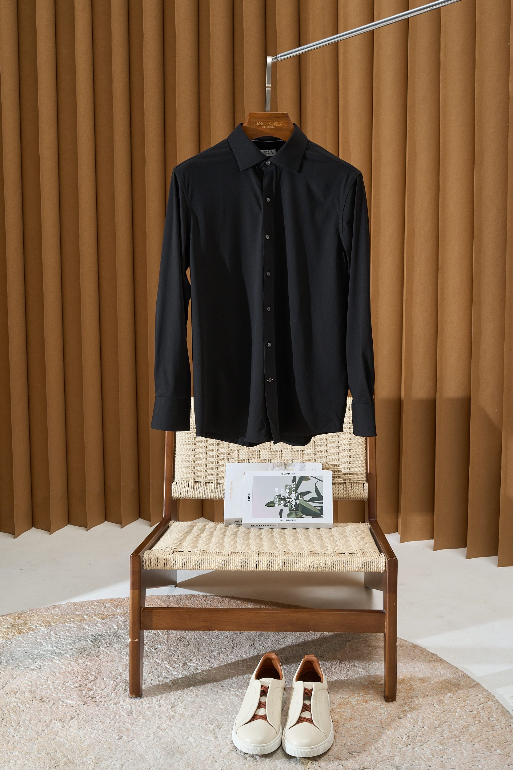 NO:498013,[Brunello Cucinelli Business Men's Shirt Micro-Flexible, Exemplary Quality and Comfort] In business occasions, a high-quality shirt is not only the key to dress appropriately, but also an important detail to show personal taste and professional image. Brunello Cucinelli Business Shirt has become an ideal choice for business people with its exquisite craftsmanship, excellent design and special fabrics. Exquisite closures, details show quality. The closure of the shirt is one of the visual focus. Our business shirt closure design is simple and elegant, with smooth and natural lines. Each stitch is precise and detailed, with uniform spacing, showing a superb craftsmanship level. The flatness of the closure is strictly controlled, and whether it is daily wear or important business activities, it can always keep you neat and image. Classic collar shapes professional style  The collar is the style logo of the shirt. This shirt adopts a classic collar design, which is crisp and stylish, which can well modify the neck lines and show elegance and confidence. The size of the collar seat is carefully considered and fits the neck. It will not feel tight, but also keep the collar stable, and can maintain perfect state even if worn for a long time. Fine wiring craftsmanship interprets the spirit of craftsmanship. The wiring craftsmanship is an important indicator for measuring the quality of the shirt. Our shirts have achieved the ultimate in wiring, each needle and each thread is tight and even, and the stitches are fine. In the details such as the cuffs and the corners, the wiring is more delicate, demonstrating the attentiveness and concentration of the craftsmen. This fine wiring craftsman not only enhances the durability of the shirt, but also enhances the overall texture. High-quality shell buttons add luxurious texture  Although the buttons are small, they can affect the overall quality of the shirt. We choose high-quality shell buttons, each of which is carefully selected, with a warm color and excellent texture. The shell buttons not only have a unique luster and texture, but are also sturdy and durable, adding a luxury and exquisiteness to the shirt. Special elastic fabrics bring comfort experience. This shirt is made of special elastic fabrics, carefully matched by 41 lyceler and 59 cotton. The lyceler fiber gives the fabric a good drape and soft touch, while cotton ensures moisture absorption and breathability. The characteristics of the elastic fabrics make the shirt have excellent stretchability and elasticity, and move freely when wearing it without any restraint. Whether you sit in the office for a long time or frequent business trips, you can keep you comfortable.  Perfectly blend exquisite craftsmanship, classic design and comfortable fabrics to create a high-quality dressing experience for business people. Choose it, choose professionalism, confidence and comfort. Code number M-3xl (small amount of S), alexander wang19860909【布鲁奈罗·库奇内利商务男士衬衣微弹工艺,演绎极致品质与舒适】 在商务场合,一件高品质的衬衣不仅是得体着装的关键,更是展现个人品味与专业形象的重要细节.布鲁奈罗·库奇内利商务衬衣,以其精湛工艺、卓越设计与特色面料,成为商务人士的理想之选. 精致门襟,细节彰显品质 衬衣的门襟是视觉焦点之一,我们的商务衬衣门襟设计简洁大方,线条流畅自然.每一处缝线都精准细致,间距均匀,展现出高超的工艺水准.门襟的平整度经过严格把控,无论是日常穿着还是重要商务活动,都能让你时刻保持利落形象. 经典领型,塑造专业风范 领型是衬衣的风格标志.这款衬衣采用经典领型设计,挺括有型,能够很好地修饰颈部线条,展现出优雅与自信.领座的尺寸经过精心考量,贴合颈部,既不会感到紧绷,又能保持领型的稳定,即使长时间穿着也能保持完美状态. 精细走线工艺,诠释匠心精神 走线工艺是衡量衬衣品质的重要指标.我们的衬衣在走线方面做到了极致,每一针每一线都紧密均匀,针脚细密.在袖口、衣角等细节处,走线更是精细入微,彰显出工匠们的用心与专注.这种精细的走线工艺不仅增强了衬衣的耐用性,更提升了整体的质感. 优质贝壳纽扣,增添奢华质感 纽扣虽小,却能影响衬衣的整体品质感.我们选用优质贝壳纽扣,每一颗都经过精心挑选,色泽温润,质感上乘.贝壳纽扣不仅具有独特的光泽和纹理,而且坚固耐用,为衬衣增添了一份奢华与精致. 特色弹力面料,带来舒适体验 这款衬衣采用特色弹力面料,由41莱赛尔和59棉精心配比而成.莱赛尔纤维赋予面料良好的垂坠感和柔顺触感,而棉则保证了吸湿性和透气性.弹力面料的特性使得衬衣具有出色的伸展性和回弹性,穿着时活动自如,毫无束缚感.无论是长时间坐在办公室,还是频繁的商务出行,都能让你保持舒适状态. 将精致工艺、经典设计与舒适面料完美融合,为商务人士打造高品质的着装体验.选择它,选择专业、自信与舒适. 码数M-3xl(少量S),,alexander wang,Men's clothing