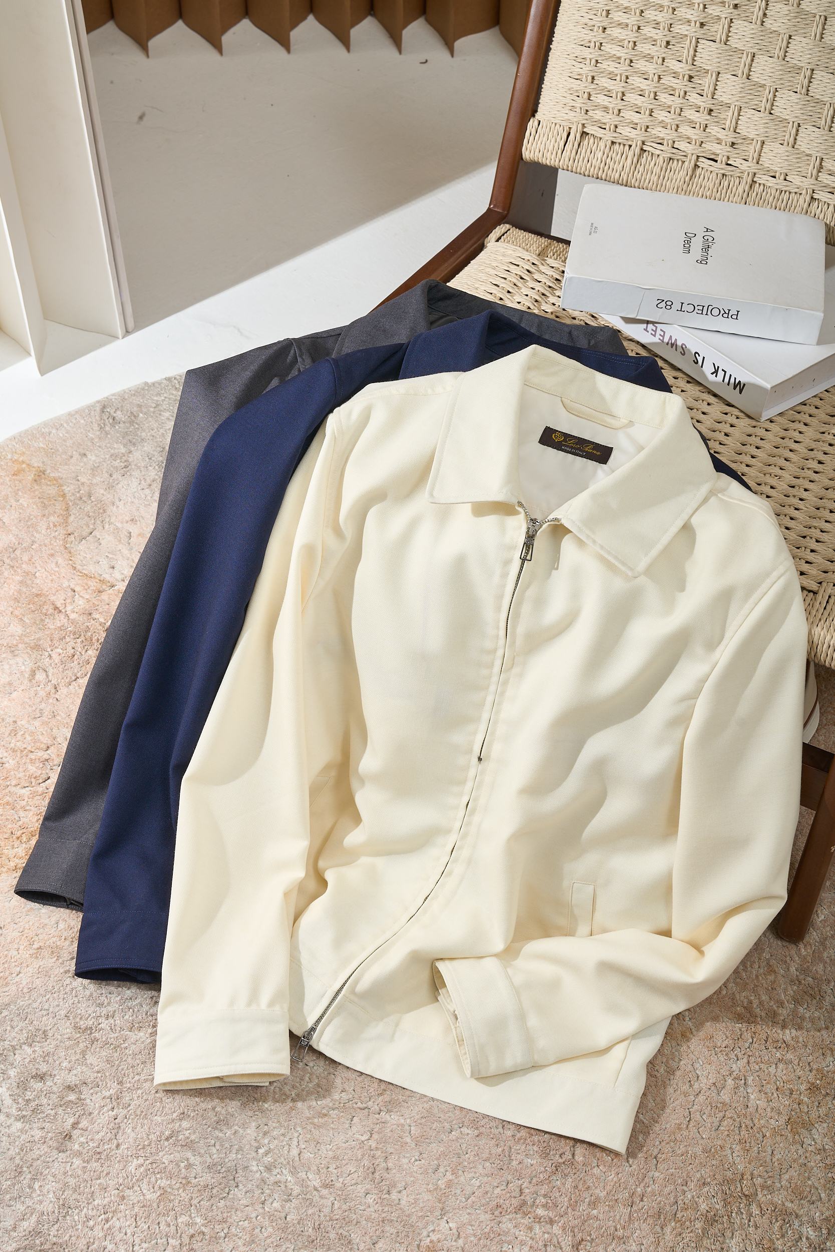 【“臻品之选：诺悠翩雅羊毛夹克商务休闲界的奢华宠儿】它从传统的经典中款款走来，却又带着创新的火花，在商务