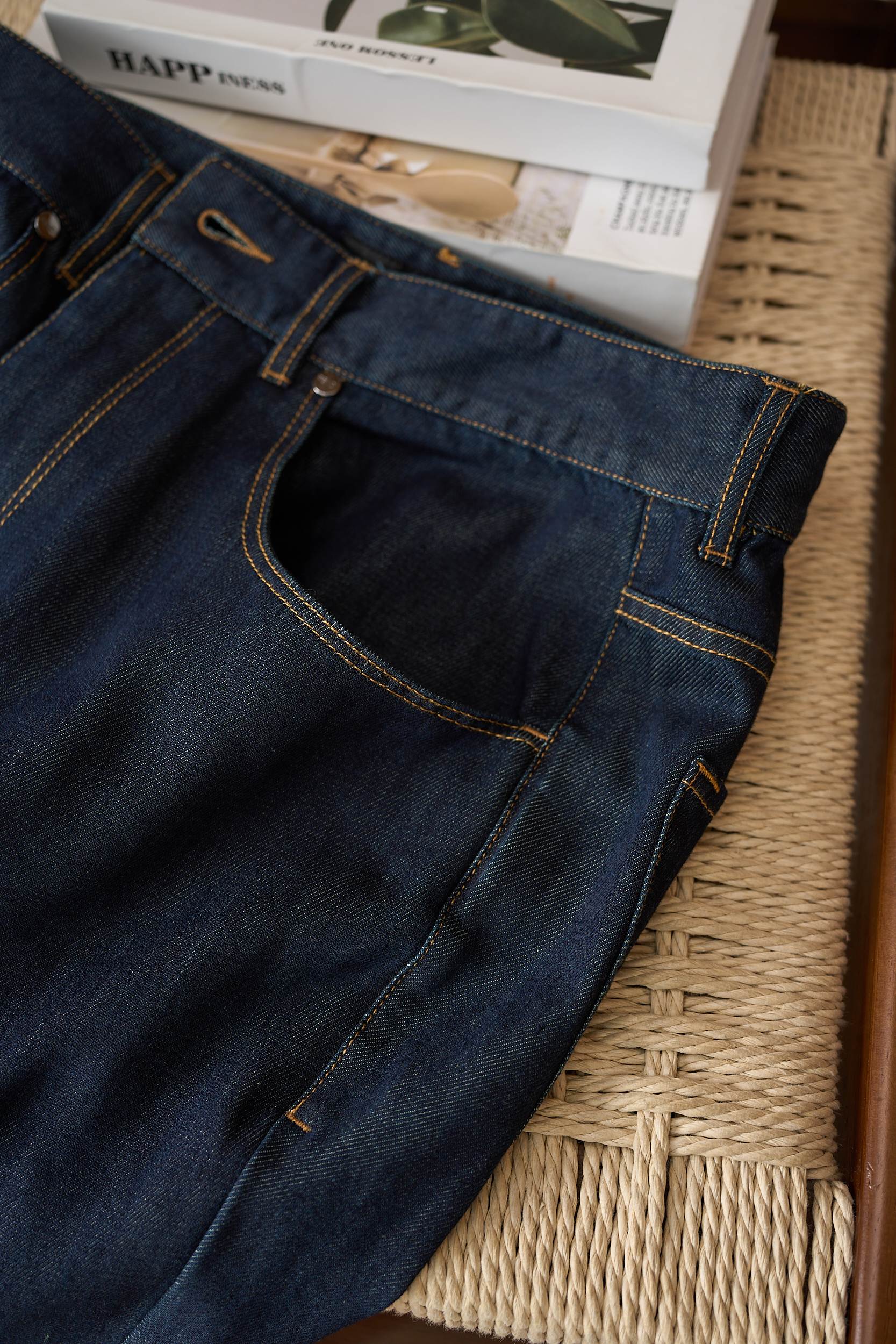 Review of High-Quality Light Blue Jeans with Unique Design and Durable Materials - 图片 5