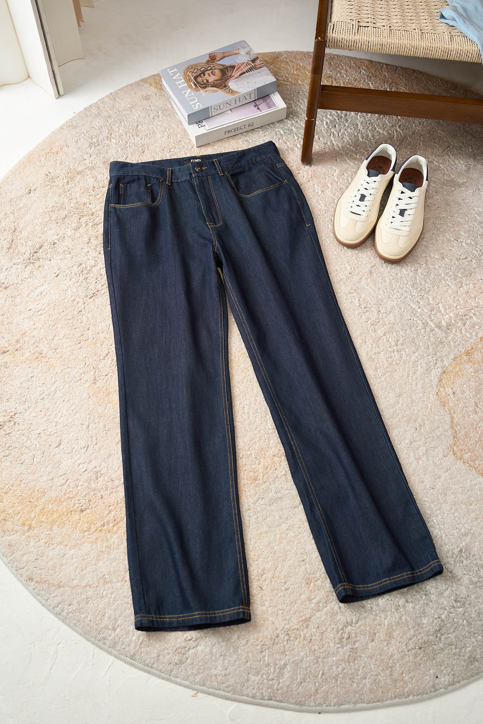 Review of High-Quality Light Blue Jeans with Unique Design and Durable Materials - 图片 3