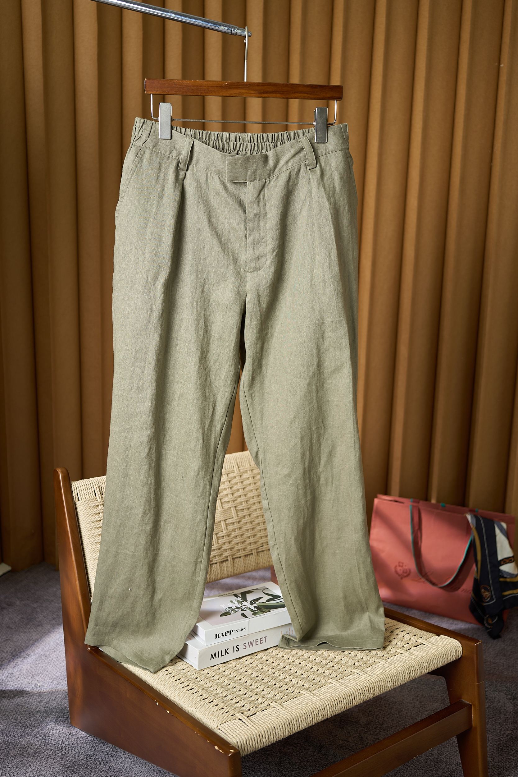 NO:505615,[Escape from the bondage and go to the freedom agreement with linen trousers] Are you tired of being bound by tight clothing and longing for a 'revolution' of freedom?  This linen trousers is the 'secret weapon' to break the shackles. The selected high-quality linen fabrics, natural materials give the trousers a unique texture. Linen fiber has good breathability and allows the skin to breathe freely. Even in the hot summer, it can keep it refreshing and say goodbye to stuffy and sticky. At the same time, it also has excellent moisture absorption, quickly absorbs sweat and dissipates, and keeps the body dry and comfortable at all times. This straight cut has smooth and natural lines, which can well modify the leg lines. Whether it is X-shaped legs or O-shaped legs, it can look straight and slender against its backdrop. The loose trouser leg design not only gives the body plenty of room for movement, but also adds a sense of casualness and freedom.  The details show the quality. The elastic design of the waist fits the curve of the waist, which makes it comfortable and not tight, and will not feel restrained even if worn for a long time. The exquisite buttons and zippers are smooth and durable, making it easy to put on and take off. The pocket design on both sides is practical and beautiful. You can place some small objects at your fingertips to meet daily needs. It is recommended to wash by hand or machine wash with a maximum washing temperature of 40°, not bleached, not flipped and dry, and simple care can keep it in good condition.19860909【逃离束缚,与亚麻长裤共赴自由之约】 你是否厌倦了被紧绷的衣物束缚,渴望一场自由的“革命”？这条亚麻长裤,就是为你打破枷锁的“秘密武器”. 精选上乘亚麻面料,天然的材质赋予了长裤独特的质感.亚麻纤维具有良好的透气性,能让肌肤自由呼吸,即使在炎热的夏日,也能保持清爽,告别闷热与黏腻.同时,它还具备出色的吸湿性,快速吸收汗水并散发,时刻保持身体的干爽舒适. 这款直筒的剪裁,线条流畅自然,能够很好地修饰腿部线条,无论是X型腿还是O型腿,都能在它的衬托下显得笔直修长.宽松的裤腿设计,不仅给予身体充足的活动空间,还增添了一份随性与洒脱. 细节之处更是彰显品质.腰部的松紧设计,贴合腰部曲线,穿着舒适不紧绷,即使长时间穿着也不会有束缚感.精致的纽扣和拉链,顺滑耐用,方便穿脱.两侧的口袋设计,实用又美观,可以随手放置一些小物件,满足日常需求. 建议手洗或轻柔机洗均可,最高洗涤温度40°,不可漂白,不可翻转干燥,简单护理就能让它保持良好状态. 码数48-56,,alexander wang,Men's clothing