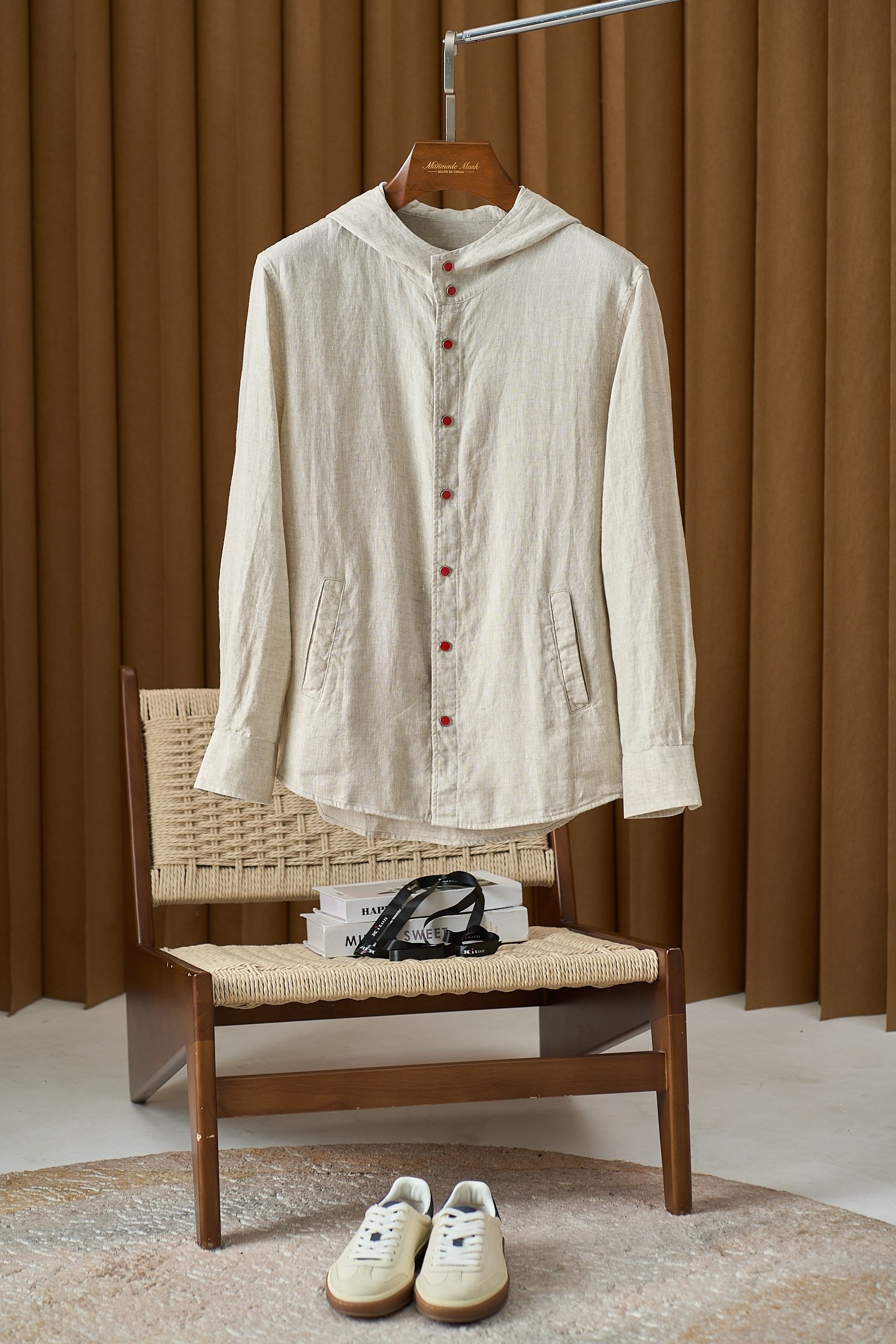 NO:497957,【Linse Hoodie｜The correct answer to unlock spring and summer lazy and fashionable】 Breathable linen × relaxing tailoring Use natural texture to support the effortless high-end feeling--with lazy filters, loose cuts hide flesh and slim, and tolerant all stretching postures. At home, it is a casual pajama, with canvas shoes + tote bags, instantly becoming Citywalk, finishing touch red buckle | breaking the conventional visual easter egg. Five-claw metal buckle invades retro red, and the casualness hides neat edge. Fabric that still maintains breathing at high temperature of 36℃. Use wrinkles to record the story of sunshine and wind. A set of wear anxiety can make fashion happen after 'free'. Number M-3XL, totes, hats, alexander wang19860909【亚麻连帽衫｜解锁春夏慵懒时髦的正确答案】 透气亚麻×松弛感剪裁 用天然肌理撑起不费力的高级感—— 自带慵懒滤镜,宽松剪裁藏肉显瘦,包容所有舒展姿态,居家是随性睡衣,外搭帆布鞋+托特包秒变Citywalk出片神器 点睛红扣｜打破常规的视觉彩蛋. 五爪金属扣侵染复古正红,随性中暗藏利落锋芒 36℃高温下依然保持呼吸感的面料 用褶皱记录阳光与风的故事 一套解决穿搭焦虑,让时髦发生在「自在」之后. 码数M-3XL,,totes,hats,alexander wang,Men's clothing