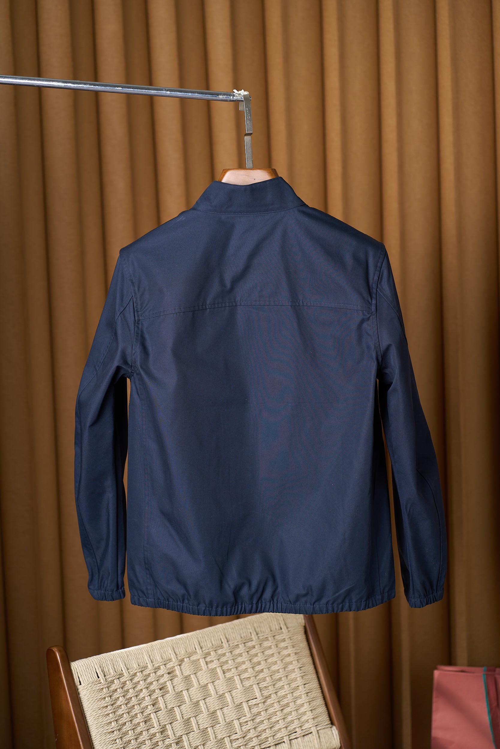 【于简约廓形，邂逅意式奢华美学 BC轻商务夹克外套】在男士时尚的广袤版图中，总有一些品牌宛如璀璨星辰，以