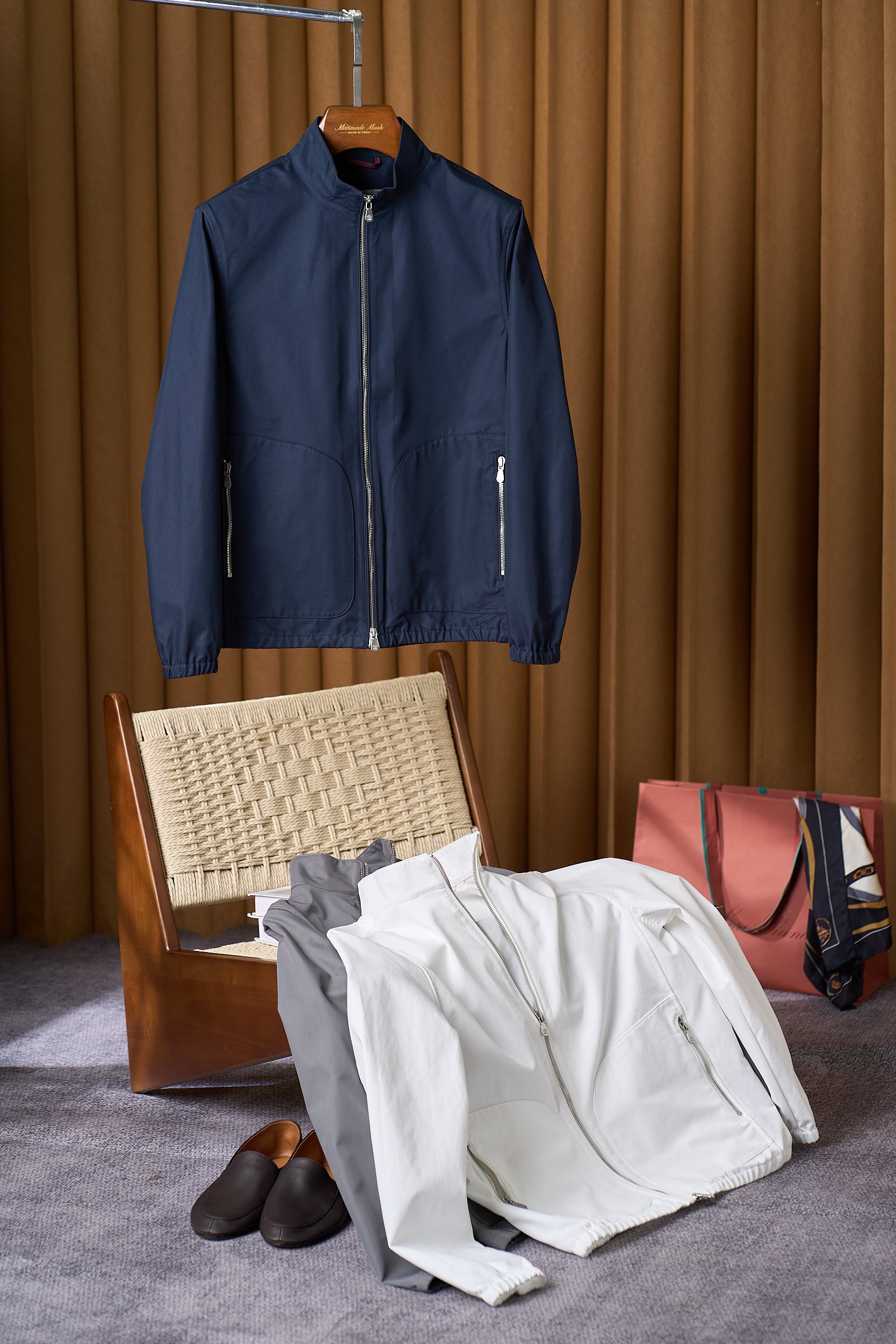 NO:505605,[Insighting Italian luxury aesthetics in simple silhouettes BC light business jackets] In the vast territory of men's fashion, there are always some brands that are like bright stars, shining with their unique charm. This top luxury brand from Italy is an outstanding representative. The minimalist design style comes to the face. There is no cumbersome decoration, but in every line and tailoring, there is a low-key luxury charm. The stand-up collar design is the finishing touch. It is not only an invisible barrier against the autumn wind, but also a secret weapon to create a capable and neat image. The carefully designed pockets on both sides are not only a clever consideration of practical functions, but also a touch of casualness and nature to the overall shape. The quality bottom line is always adhered to in the material. This jacket is specially selected for customized cotton for passengers, and the inner part is made of copper ammonia fiber. At the same time, its excellent breathability and just warmth allow the wearer to enjoy the fashionable look while also having a comfortable experience like the spring breeze. Whether it is walking on the streets full of autumn or being in a busy workplace environment, you can be at ease and calm. Number 48-56,, jackets & coats, jackets & coats, alexander wang19860909【于简约廓形,邂逅意式奢华美学 BC轻商务夹克外套】在男士时尚的广袤版图中,总有一些品牌宛如璀璨星辰,以独树一帜的魅力大放光彩.这个源自意大利的顶级奢侈品牌,便是其中的杰出代表. 极简主义的设计风格便扑面而来.没有丝毫拖沓的繁杂装饰,却在每一处线条与剪裁中,流淌着低调的奢华韵味.立领设计堪称点睛之笔,它不仅是一道抵御秋风的无形屏障,更是塑造干练利落形象的秘密武器.而两侧精心设计的口袋,既是对实用功能的巧妙考量,又为整体造型增添了一抹随性与自然. 材质上始终坚守的品质底线.这款夹克精选上乘客供订制綿,内里采用铜氨纤维,与此同时,其卓越的透气性和恰到好处的保暖性,让穿着者在享受时尚造型的同时,也能拥有如沐春风般的舒适体验,无论是漫步在秋意盎然的街头,还是置身于忙碌的职场环境,都能自在从容. 码数48-56,,jackets & coats,jackets & coats,alexander wang,Men's clothing