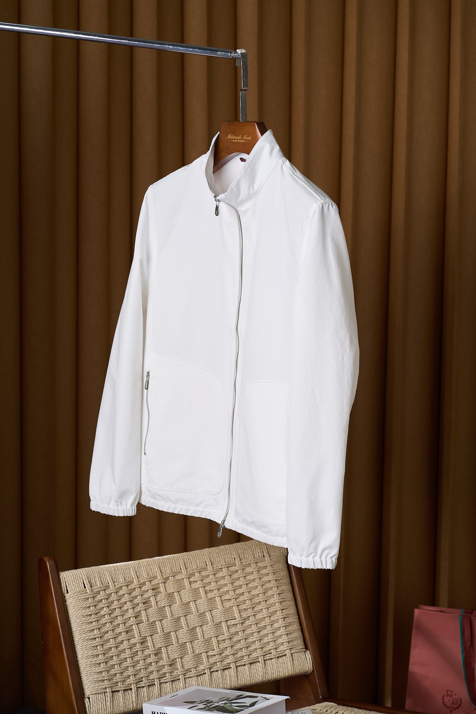 【于简约廓形，邂逅意式奢华美学 BC轻商务夹克外套】在男士时尚的广袤版图中，总有一些品牌宛如璀璨星辰，以