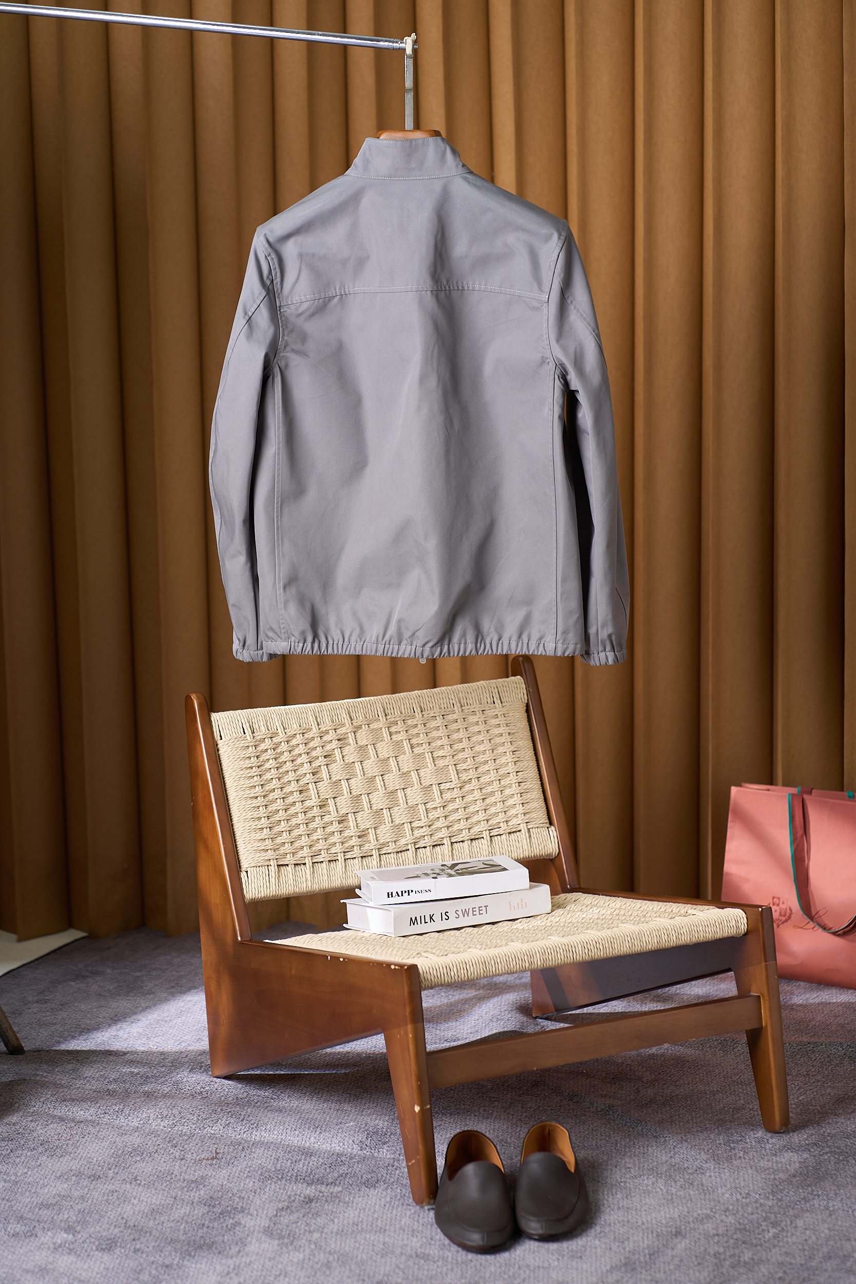 【于简约廓形，邂逅意式奢华美学 BC轻商务夹克外套】在男士时尚的广袤版图中，总有一些品牌宛如璀璨星辰，以