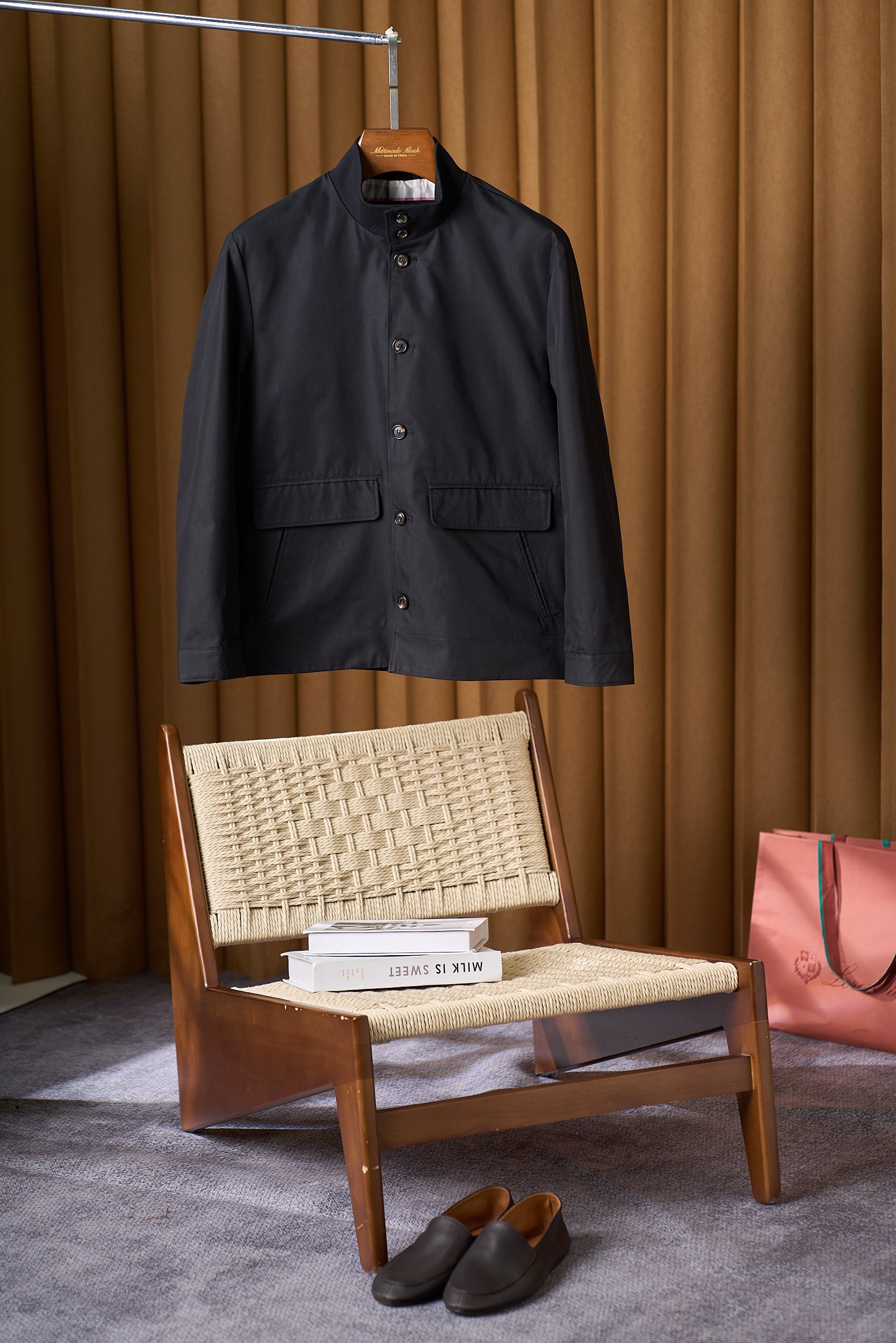 NO:505623,[Stand-Linged Collar Cow Horn Buckle Jacket Encountering the Interweaving of Retro and Comfort] This jacket adopts a classic stand-up collar design, which not only effectively resists the cold wind, but also visually lengthens the neck lines, showing the ability and neatness of men. The stand-up collar tailoring fits the neck curve, which not only ensures comfort, but also adds an elegant temperament. Whether it is business travel or casual gathering, the stand-up collar design allows the wearer to exude a sense of confidence and stability. As the finishing touch of the jacket, the horn button is not only practical, but also gives the jacket a unique retro charm. The material of the horn button is natural and simple, which complements the jacket's fabric, showing a low-key luxury. Each horn button has been carefully selected and polished to ensure its hard texture and warm color, adding a natural texture to the jacket.  In terms of fabric selection, this jacket uses a high-quality cotton and cuproamino fiber blended material. The cotton fabric ensures the breathability and comfort of the jacket, allowing the skin to breathe freely; the addition of cuproamino fiber improves the drape and gloss of the jacket, making it more textured. This blended fabric is not only easy to handle, but also maintains a good fit. The shoulder-drop cut of the shoulder is naturally smooth, and the details of the cuffs and hem are also very exquisite. Each stitch reflects the exquisite skills of the craftsmen. The cut abandons the stereotype of the traditional jacket, and uses a unique ergonomic design to cleverly modify the shape of the men, perfectly blending strength and elegance.  The details of the cuffs and hem are like delicate brushstrokes, with exquisite stitching and unique closing design to outline a fashionable outline, which not only increases the layering of the jacket, but also effectively prevents the cuffs and hem from deforming, maintaining the overall beauty and durability. In terms of matching, this stand-alone horn button jacket is extremely plastic. It can be matched with jeans to create a casual and casual style; it can also be matched with suit pants to show the rigor and atmosphere of a business formal outfit. Whether it is matched with a simple white shirt or a fashionable sweater, it can easily create different styles of styles to meet the wear needs of men in different occasions. Numbers of 48-56, jeans, jackets & coats, shirts, business suit, alexander wang19860909【立领牛角扣夹克邂逅复古与舒适的交织】这款夹克采用经典的立领设计,不仅能够有效抵御寒风,还能在视觉上拉长颈部线条,展现出男士的干练与利落.立领的剪裁贴合颈部曲线,既保证了舒适度,又增添了一份优雅的气质.无论是商务出行还是休闲聚会,立领设计都能让穿着者散发出自信与稳重的气息. 牛角扣作为夹克的点睛之笔,不仅具有实用性,更赋予了夹克独特的复古韵味.牛角扣的材质天然质朴,与夹克的面料相得益彰,展现出一种低调的奢华.每一颗牛角扣都经过精心挑选和打磨,确保其质地坚硬、色泽温润,为夹克增添了一份自然的质感. 在面料的选择上,这款夹克采用了高品质的棉质与铜氨纤维混纺材质.棉质面料保证了夹克的透气性和舒适度,让肌肤能够自由呼吸；而铜氨纤维的加入则提升了夹克的垂坠感和光泽度,使其更具质感.这种混纺面料不仅易于打理,而且能够保持良好的版型. 肩部的落肩剪裁自然流畅,袖口和下摆的细节处理也十分考究,每一个针脚都体现了工匠们的精湛技艺. 从剪裁摒弃了传统夹克的刻板剪裁,采用独 特的人体工程学设计,巧妙地修饰着男士的身形,将力量与优雅完美融合. 而袖口和下摆的细节处理,则像是细腻的笔触,采用精致的缝线和独特的收口设计,勾勒出时尚的轮廓,不仅增加了夹克的层次感,还能有效防止袖口和下摆变形,保持整体的美观和耐用性. 在搭配方面,这款立领牛角扣夹克具有极高的可塑性.它可以与牛仔裤搭配,营造出休闲随性的风格；也可以与西装裤搭配,展现出商务正装的严谨与大气.无论是搭配简约的白衬衫,还是时尚的针织衫,都能轻松打造出不同风格的造型,满足男士在不同场合的穿着需求. 码数48-56,,jeans,jackets & coats,shirts,business suit,alexander wang,Men's clothing