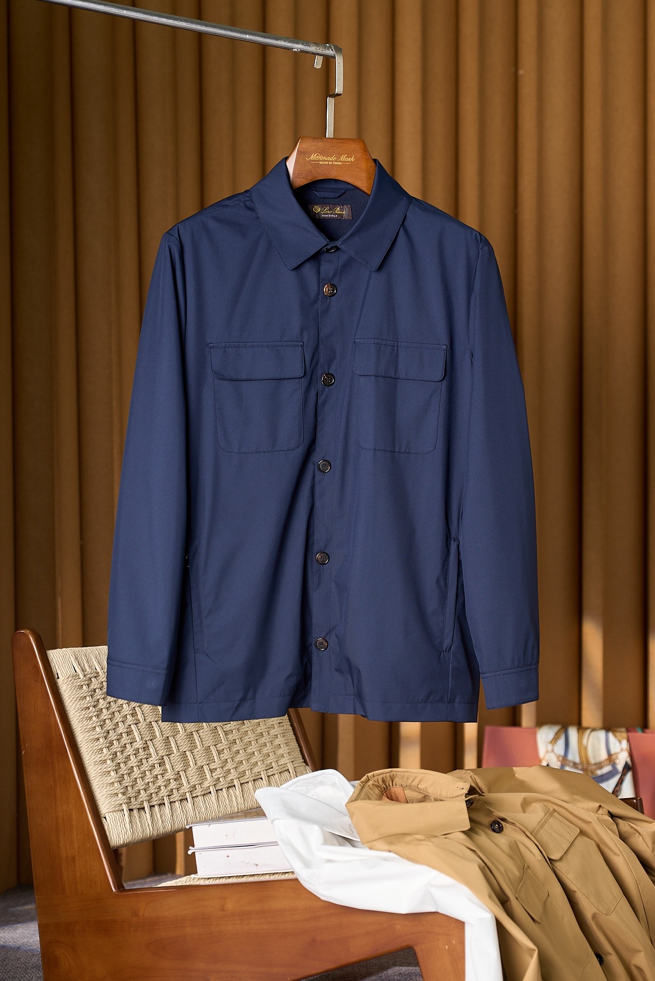 NO:505626,[Nuoyou Pianya Front Flip Pocket Jacket - A Casual Choice for Light Business] In the fast pace of urban life, men's demand for clothing has long surpassed the simple functionality and pursued the style and confidence it can bring. This jacket is selected with excellent fabrics, delicate and soft, and breathable. Whether it is a busy workday or a leisurely weekend, it can bring you an unparalleled wearing experience. The classic lapel design, paired with a unique front flip pocket, not only retains the retro charm, but also cleverly incorporates modern fashion elements, allowing you to stand out from the crowd. The precisely tailored H-shaped design can cleverly modify the body and make your figure more upright and stylish. The rigorously tested durability ensures that this jacket can accompany you through one wonderful time after another and become a lasting classic choice in your wardrobe.  Number of codes 48-56, Jackets & coats,alexander wang19860909【诺悠翩雅前襟翻盖口袋夹克——轻商务的休闲之选】在都市生活的快节奏中,男士们对于服装的需求早已超越了单纯的功能性,更追求其所能带来的风格与自信. 这款夹克精选上乘面料,细腻柔软,透气性极佳,无论是忙碌的工作日还是悠闲的周末,都能为你带来无与伦比的穿着体验.经典翻领设计,搭配别具一格的前襟翻盖口袋,既保留了复古的韵味,又巧妙地融入了现代时尚元素,让你在人群中脱颖而出. 剪裁精准的H版型设计,能够巧妙地修饰身形,让你的身材更加挺拔有型.而经过严格测试的耐用性,则确保了这款夹克能够陪伴你度过一个又一个美好的时光,成为你衣橱中经久不衰的经典之选. 码数48-56,,jackets & coats,alexander wang,Men's clothing