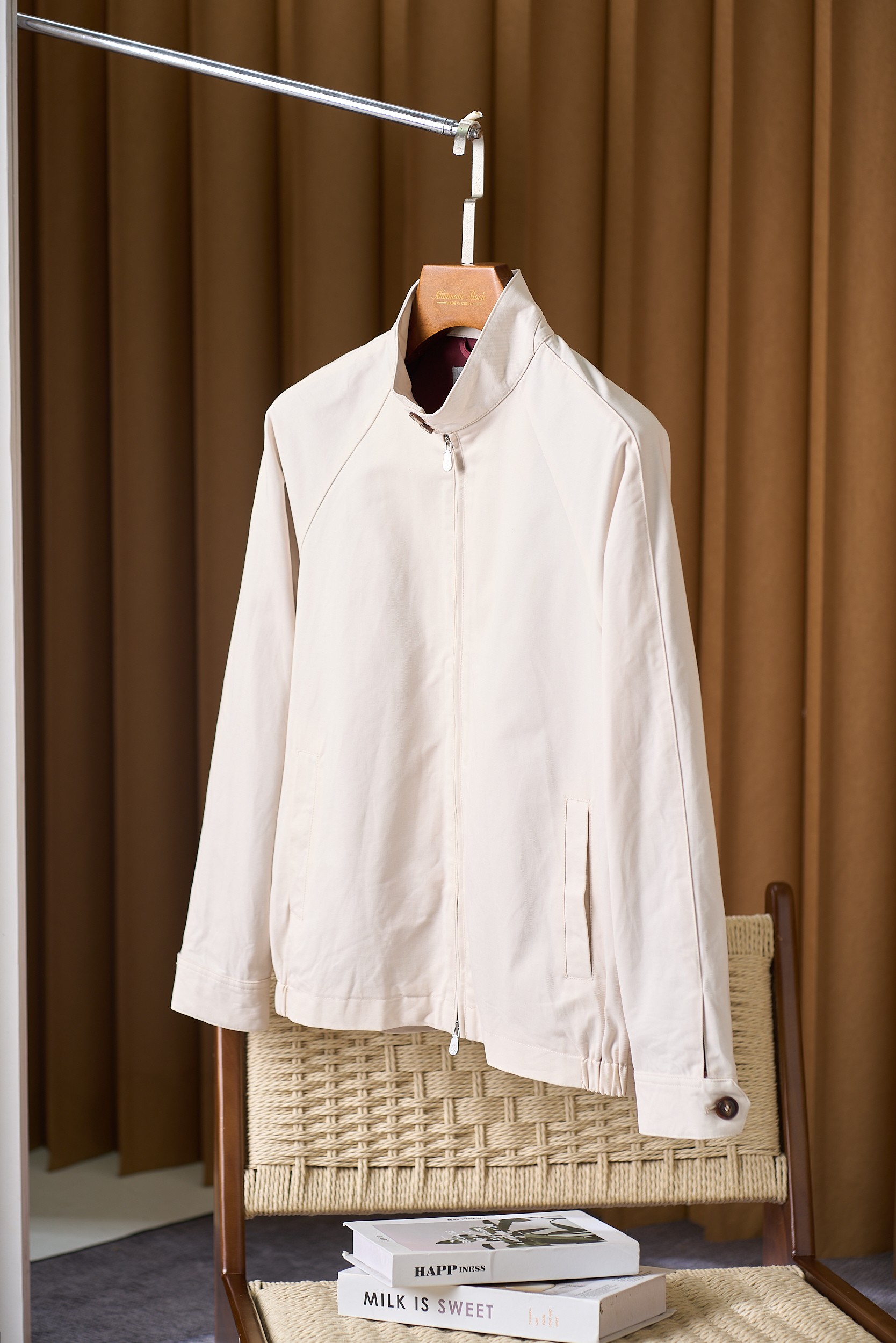 【于简约廓形，邂逅意式奢华美学 BC轻商务夹克外套】在男士时尚的广袤版图中，总有一些品牌宛如璀璨星辰，以