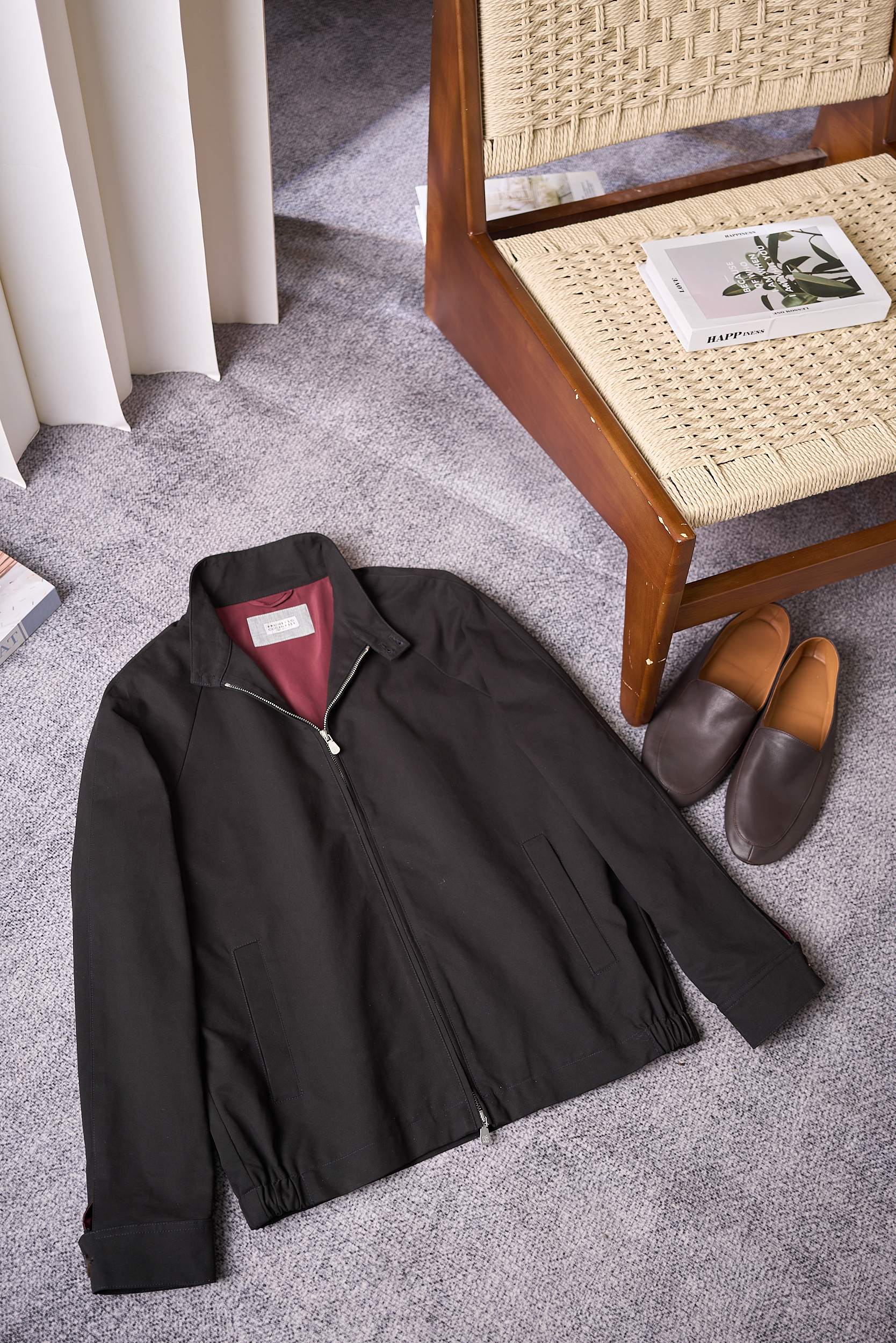 NO:505629,[Elegant intertwined, appreciate the Italian craftsmanship - the perfect product choice for saddle-down shoulder design short jacket jacket] Italian model, interpreting eternal elegance. This jacket is mainly composed of classic apricot color, simple and yet atmospheric. The stand-up collar design not only adds a bit of ability, but also brings you warmth in slightly cool weather. The jacket is exquisitely tailored and smoothly lines, which can well modify the body shape and show the uprightness and confidence of men. Whether in business occasions or casual time, it can be easily controlled and become a versatile item in your wardrobe.  In terms of material selection, this jacket is even more exquisite. The outer layer is made of high-quality cotton fabric, which is soft and comfortable to touch and breathable, making you feel comfortable when wearing it. The inner layer is filled with high-quality copper ammonia fiber, which not only has excellent warmth performance, but also has good moisture absorption and keeps the body dry. Such a combination of materials not only ensures the practicality of the jacket, but also enhances the overall wearing experience. The details show the brand's ingenuity and care. The buttons on the jacket are engraved with a brand logo, exquisite and unique, showing high-quality quality. The zipper is smooth and easy to pull, durable, and every detail has been carefully polished to ensure that you feel unparalleled quality during use. Number of codes 48-56,, jackets & coats, jackets & coats, alexander wang19860909【奢雅交织,品鉴意式匠韵——臻品之选马鞍落肩设计短夹克外套】意式典范,演绎永恒的优雅. 这款夹克以经典的杏色为主色调,简约而不失大气.立领的设计不仅增添了几分干练,还能在微凉的天气里为您带来温暖.夹克的剪裁精致,线条流畅,能够很好地修饰身形,展现出男士的挺拔与自信.无论是商务场合还是休闲时光,它都能轻松驾驭,成为您衣橱中的百搭单品. 在材质的选择上,这款夹克更是精益求精.外层采用了高品质的棉质面料,触感柔软舒适,透气性极佳,让您在穿着时倍感自在.内里则填充了优质的铜氨纤维,不仅保暖性能出色,还具有良好的吸湿性,保持身体的干爽.这样的材质组合,既保证了夹克的实用性,又提升了整体的穿着体验. 细节之处,尽显品牌的匠心与用心.夹克上的纽扣刻有品牌标识,精致而独特,彰显出高质感的品质.拉链顺滑易拉,经久耐用,每一个细节都经过精心打磨,确保您在使用过程中感受到无与伦比的品质. 码数48-56,,jackets & coats,jackets & coats,alexander wang,Men's clothing