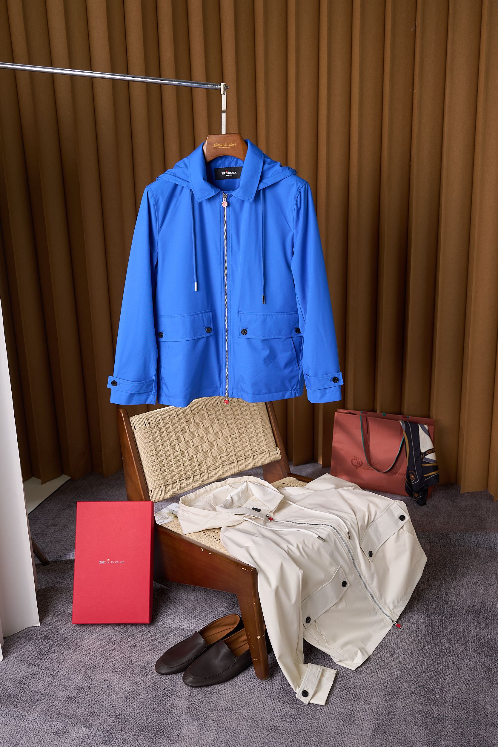 NO:505601,[Kiton hoodable two windbreakers jackets break the boundaries of their outfits and unlock the interpretation of diverse outfits] The biggest highlight of this jacket is its hoodable and removable design. When you want to show a casual and casual style, install a hood and it instantly turns into a trendy windbreaker full of street feel, to resist the breeze and drizzle and accompany you to walk in the streets and alleys of the city; and when you need to attend some more formal occasions, just easily disassemble the hood, and it turns into a simple and atmospheric jacket, with neat lines showing your ability and elegance.  In terms of material selection, Kiton continues to adhere to high-quality standards. Selected high-quality fabrics, soft and comfortable to touch, and have good breathability and wind resistance, so that you can always stay dry and comfortable during the wear process. The fine tailoring and production process ensure that every detail of the jacket is impeccable. From the fit of the neckline to the closing design of the cuffs, Kiton's persistent pursuit of quality is highlighted. In terms of color, we provide classic white and dazzling blue for you to choose from. White is pure and simple, and can be easily matched with various inner wear and bottoms, showing a fresh and natural temperament; the blue is deep and energetic, adding a touch of bright color to your outfit and highlighting your personality and charm. Number 48-56,, jackets & coats,hats,alexander wang19860909【Kiton连帽可拆卸两穿风衣夹克打破穿搭边界,解锁演绎多元穿搭】 这款夹克最大的亮点在于其连帽可拆卸的设计.当你想要展现休闲随性的风格时,装上连帽,它瞬间化身为一件充满街头感的潮流风衣,为你抵御微风细雨,陪伴你漫步在城市的大街小巷；而当你需要出席一些较为正式的场合时,只需轻松拆卸连帽,它又摇身一变成为一件简约大气的夹克,利落的线条尽显你的干练与优雅. 在材质的选择上,Kiton一如既往地秉持着高品质的标准.精选优质面料,触感柔软舒适,同时具备良好的透气性和防风性,让你在穿着的过程中始终保持干爽自在.精细的剪裁和制作工艺,确保了夹克的每一处细节都无可挑剔.从领口的贴合度到袖口的收口设计,都彰显着Kiton对品质的执着追求. 色彩方面,我们提供了经典的白色与亮眼的蓝色供你选择.白色纯净简洁,能够轻松搭配各种内搭和下装,展现出清新自然的气质；蓝色深邃而富有活力,为你的穿搭增添一抹亮色,凸显你的个性与魅力. 码数48-56,,jackets & coats,hats,alexander wang,Men's clothing