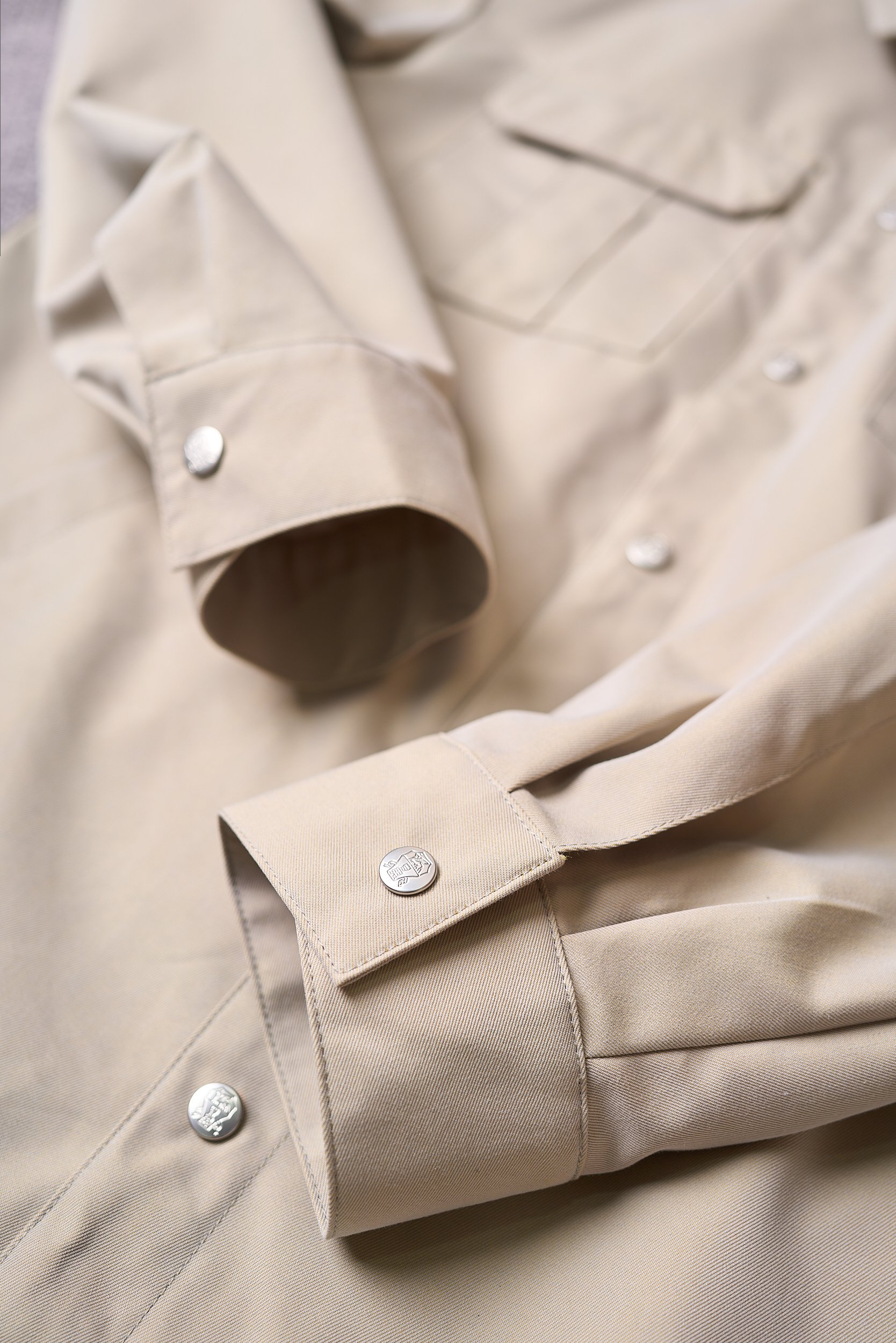 【入秋BC臻品之选：极简廓形夹克外套，辅料细节彰显质感】这款外套以利落简约的廓形为核心，整体线条流畅自然