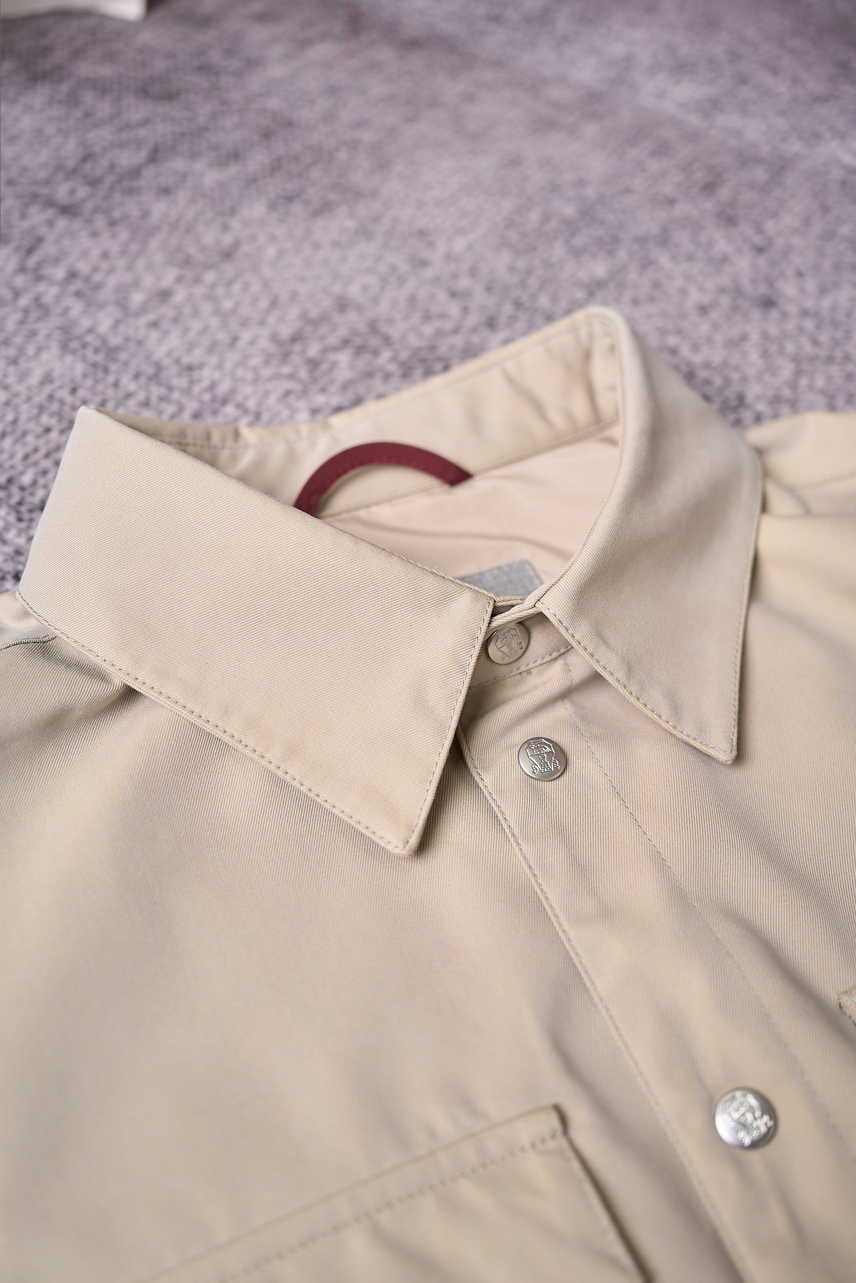 【入秋BC臻品之选：极简廓形夹克外套，辅料细节彰显质感】这款外套以利落简约的廓形为核心，整体线条流畅自然